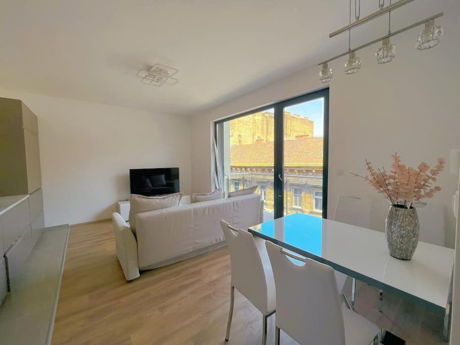 Spacious rooms with Balcony and Garage view 3