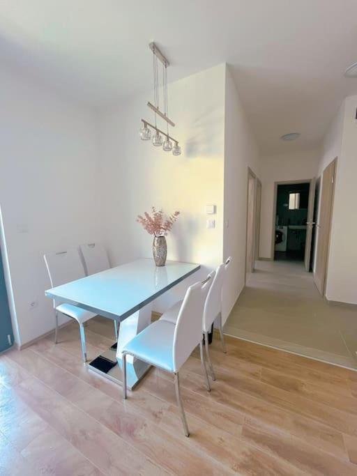Spacious rooms with Balcony and Garage view 4