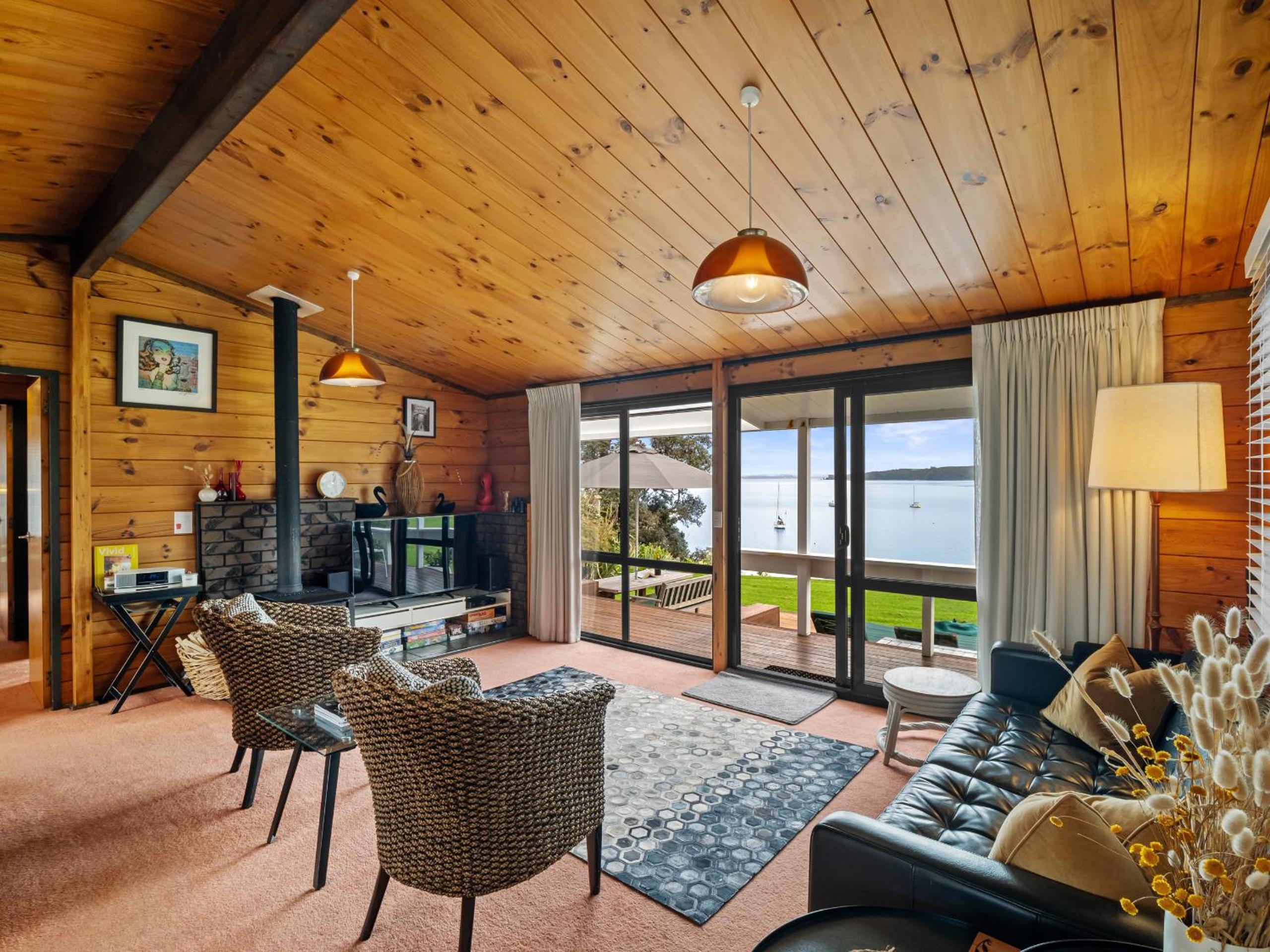 Peaceful Picnic Bay - Surfdale Holiday Home view 3