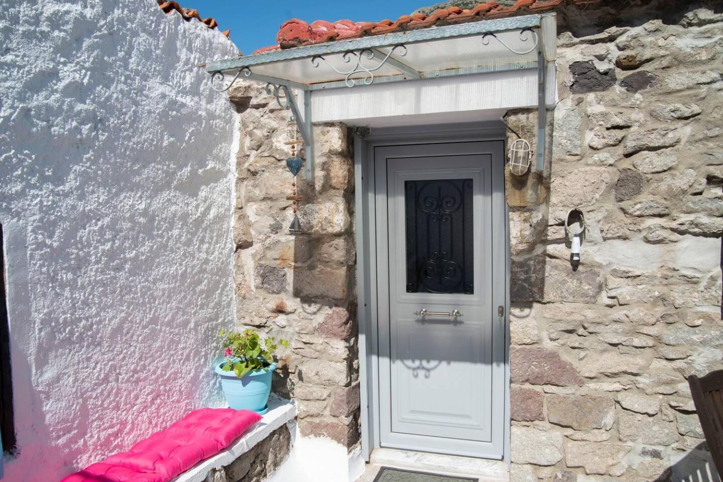 Caviro-traditional Stone House In Chora