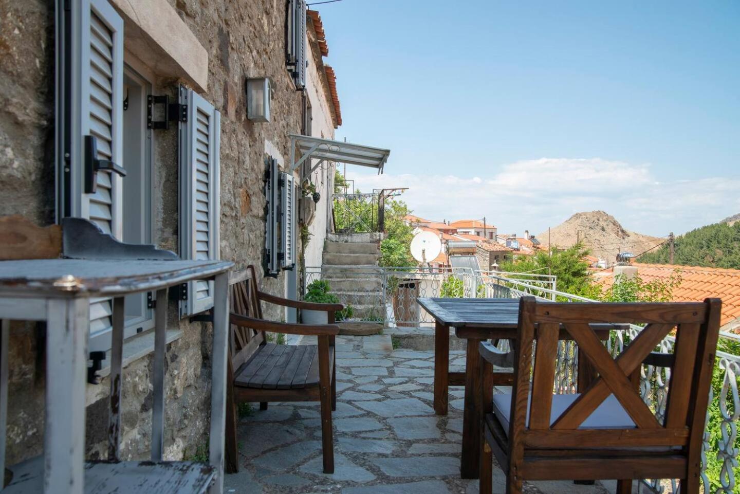 Caviro-traditional Stone House In Chora