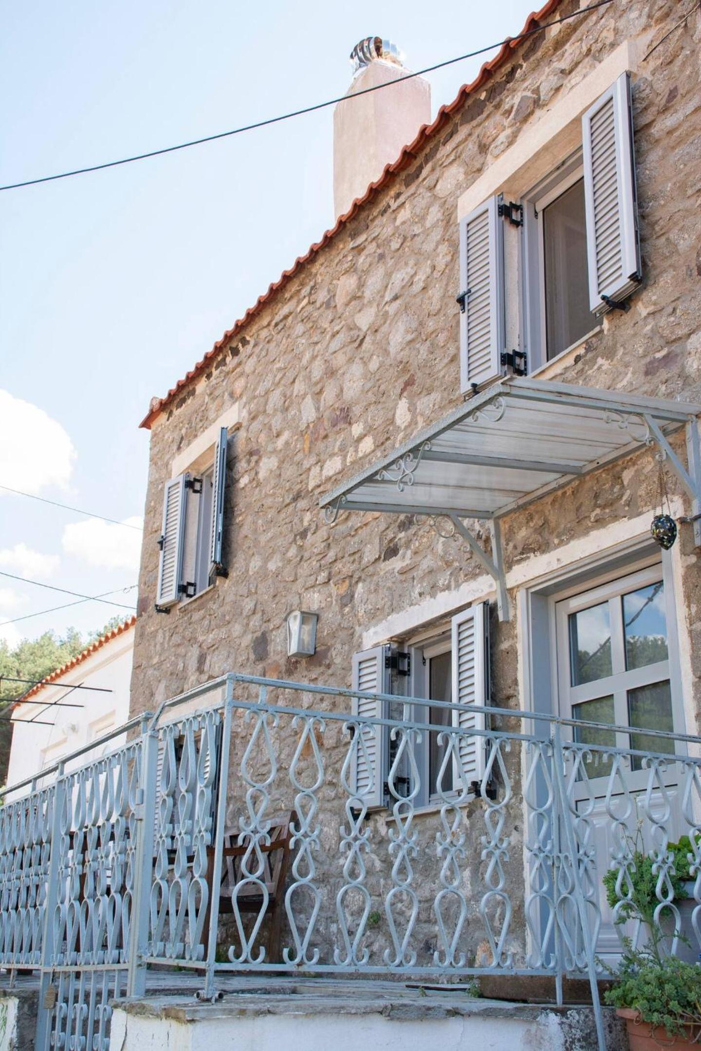 Caviro-traditional Stone House In Chora