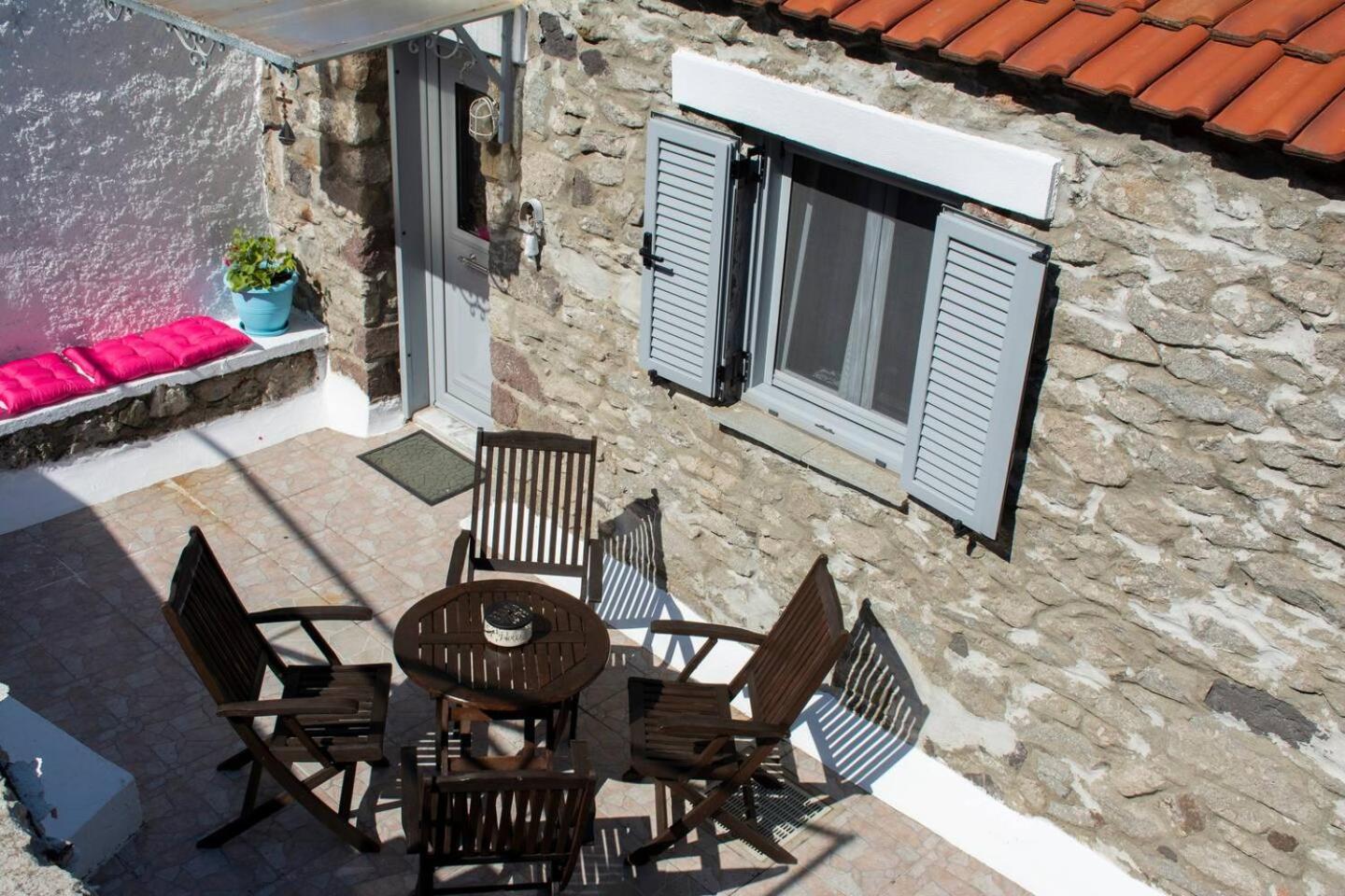 Caviro-traditional Stone House In Chora