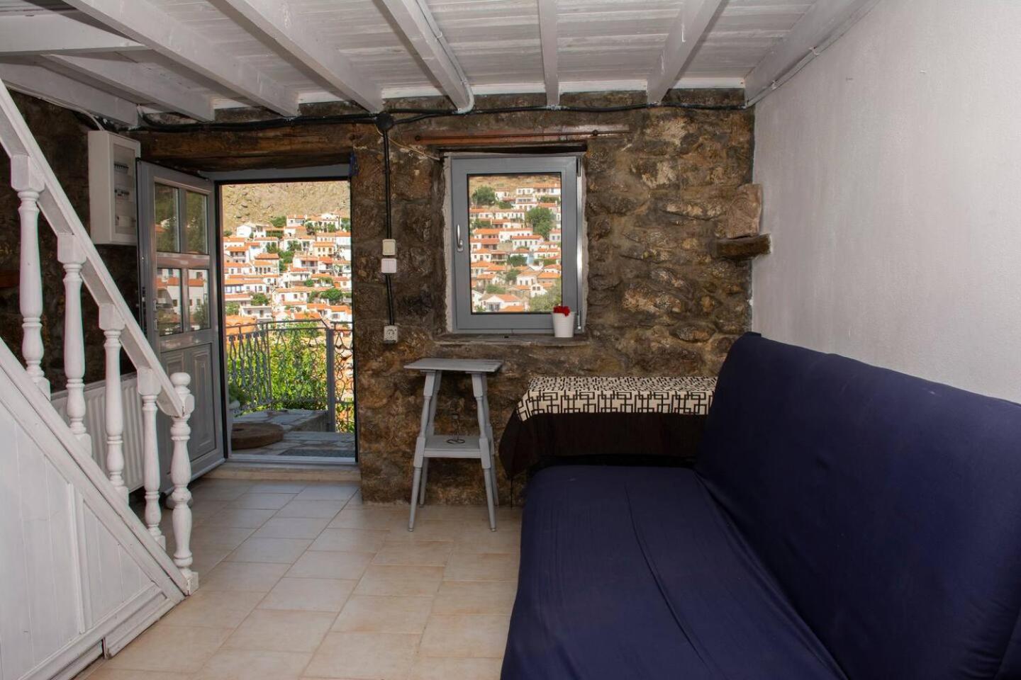 Caviro-traditional Stone House In Chora