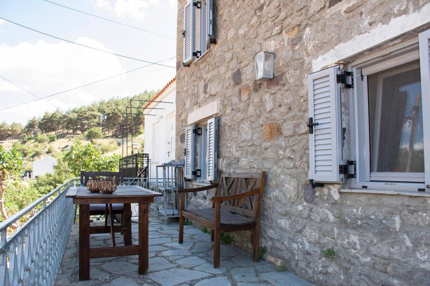 Caviro-traditional Stone House In Chora
