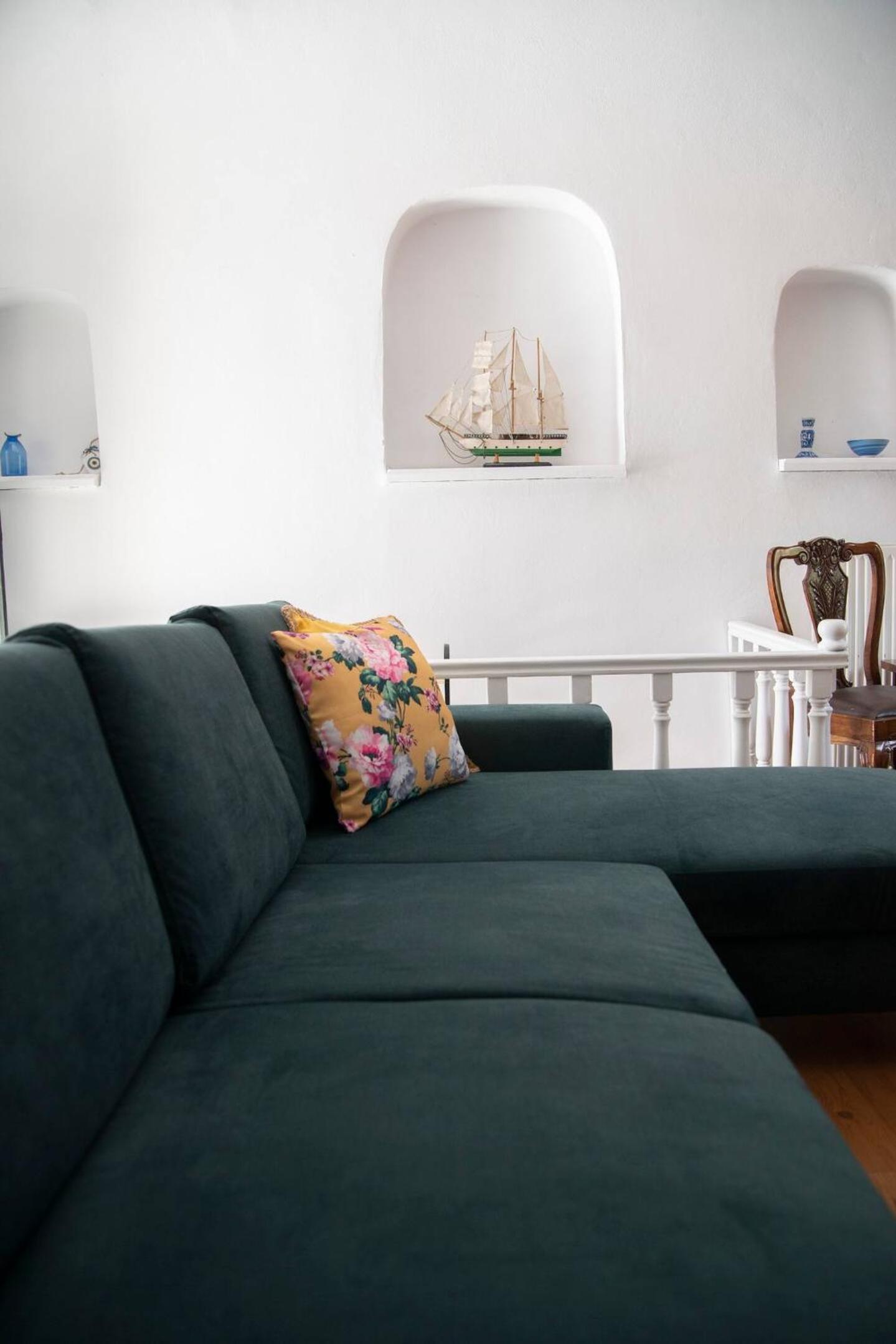 Caviro-traditional Stone House In Chora