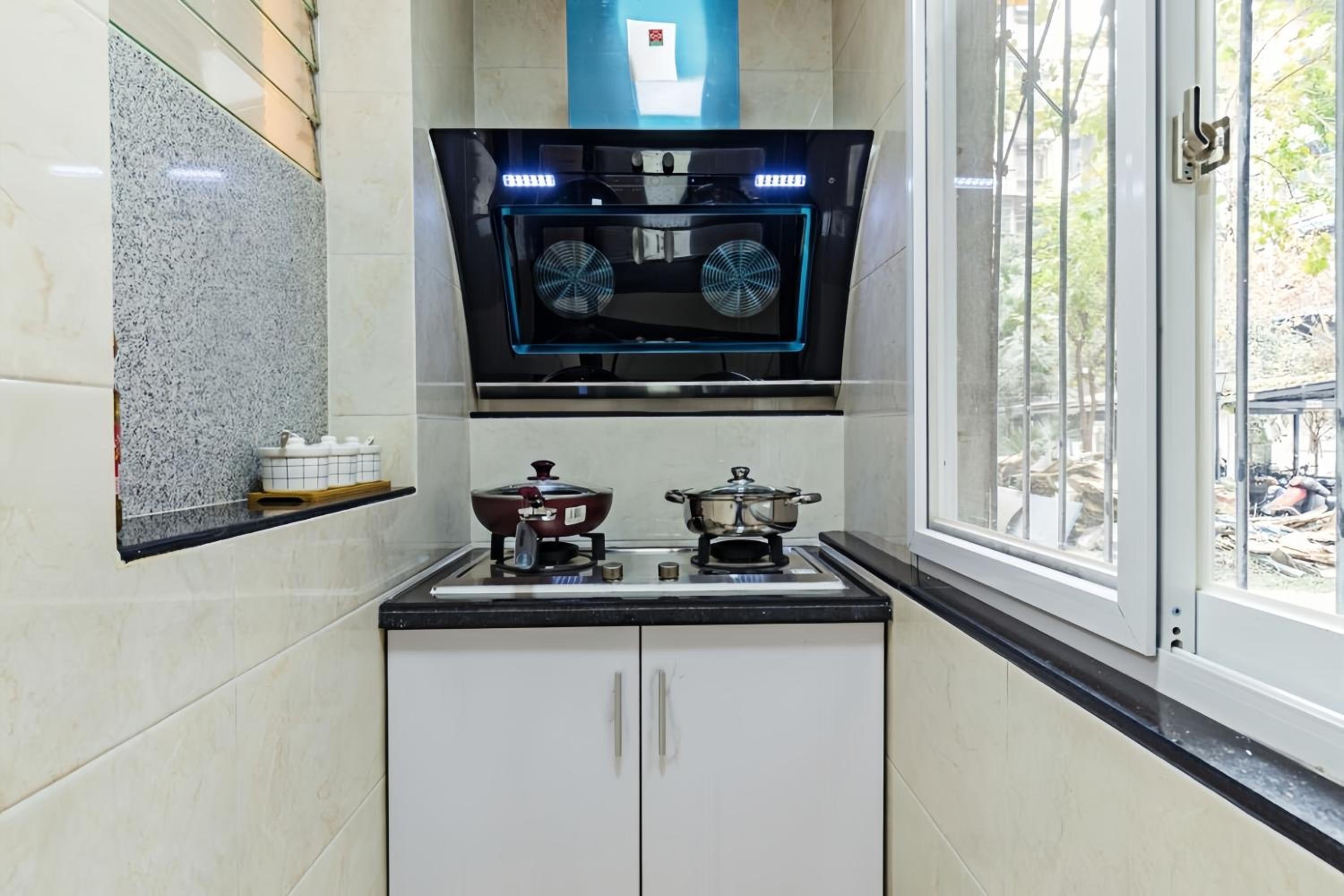 Chengdu city center Tianfu Square Kuanzhai Alley People's Park subway post-modern design 85 square meters 2 bedrooms 1 living room design B&B HD cinema fam