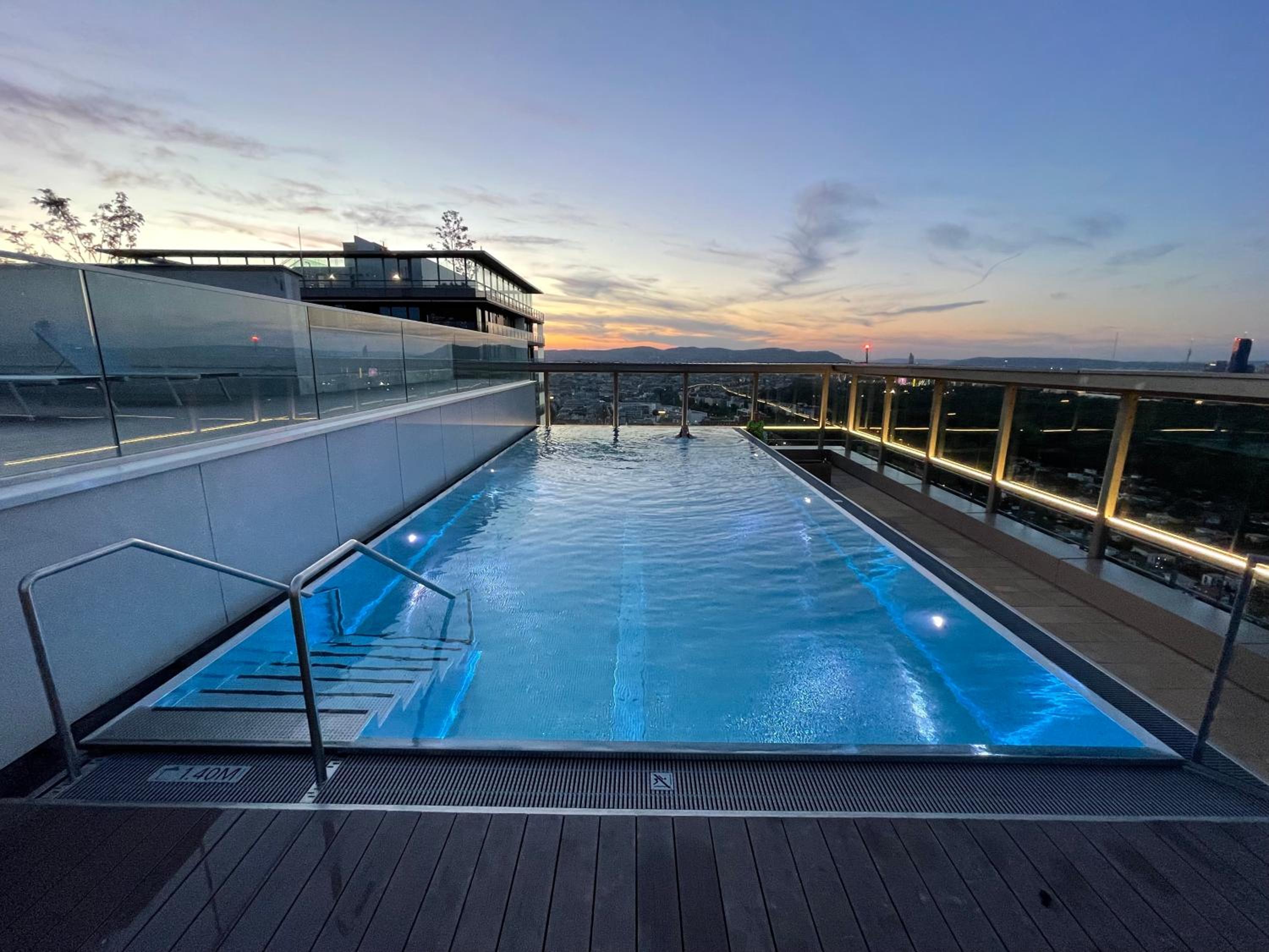 Stylish Apartment with Balcony and Pool