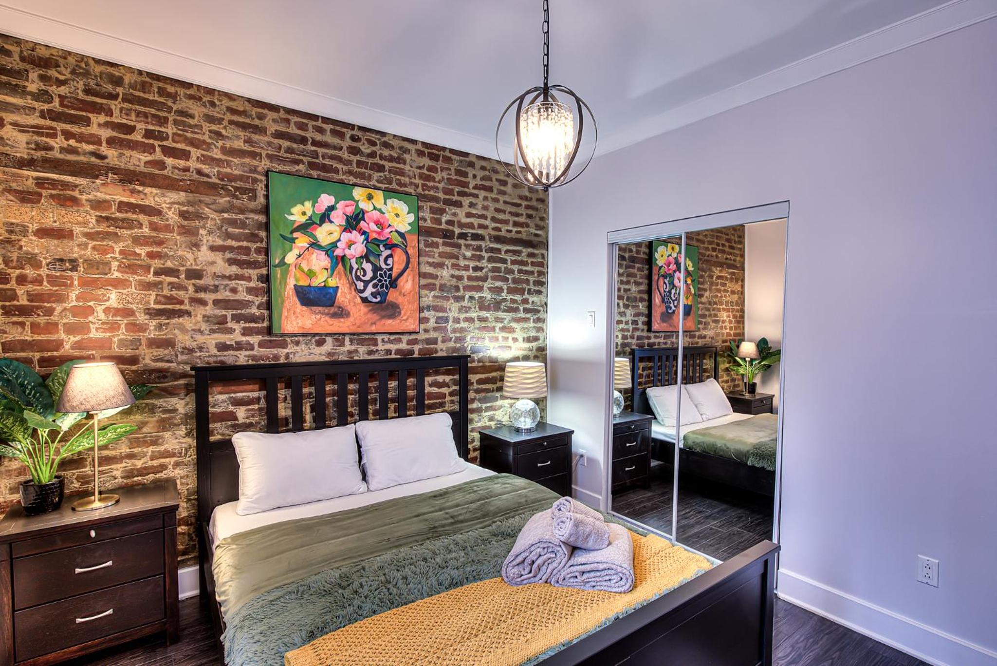 Mackay Street Downtown - Bell Center, Nightlife, & Metro at your doorstep!
