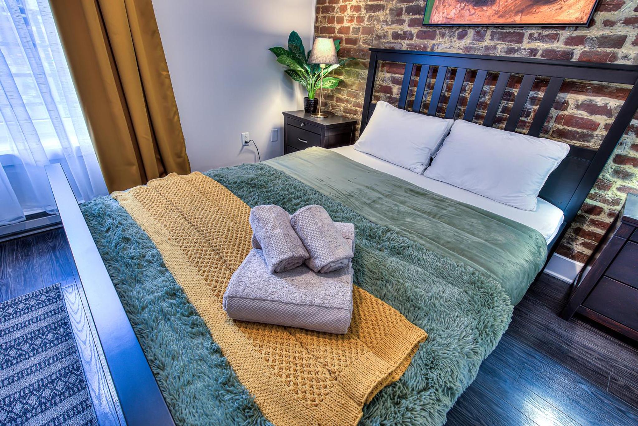 Mackay Street Downtown - Bell Center, Nightlife, & Metro at your doorstep!