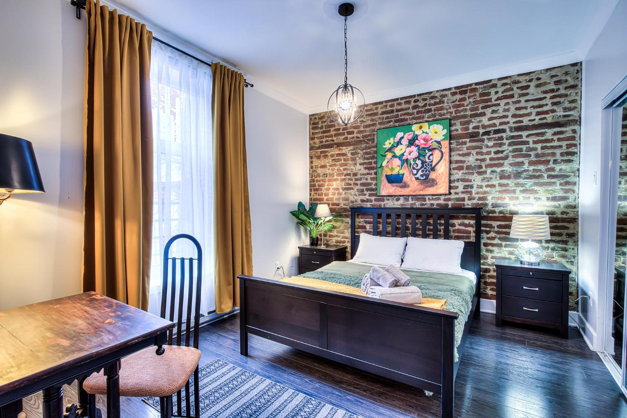 Mackay Street Downtown - Bell Center, Nightlife, & Metro at your doorstep!