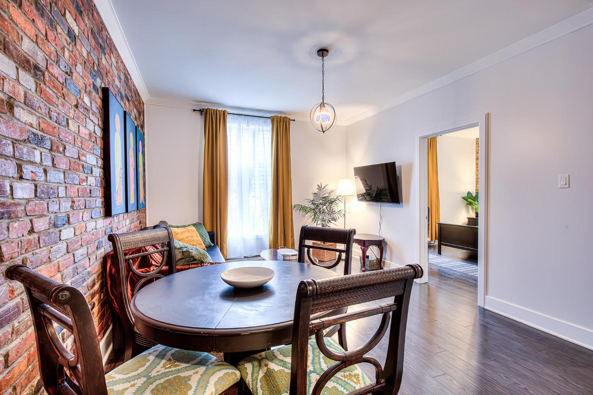 Mackay Street Downtown - Bell Center, Nightlife, & Metro at your doorstep!