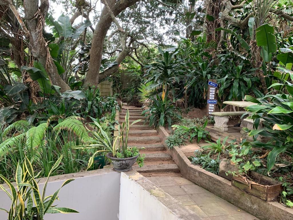HAPPY HIDeAWAY