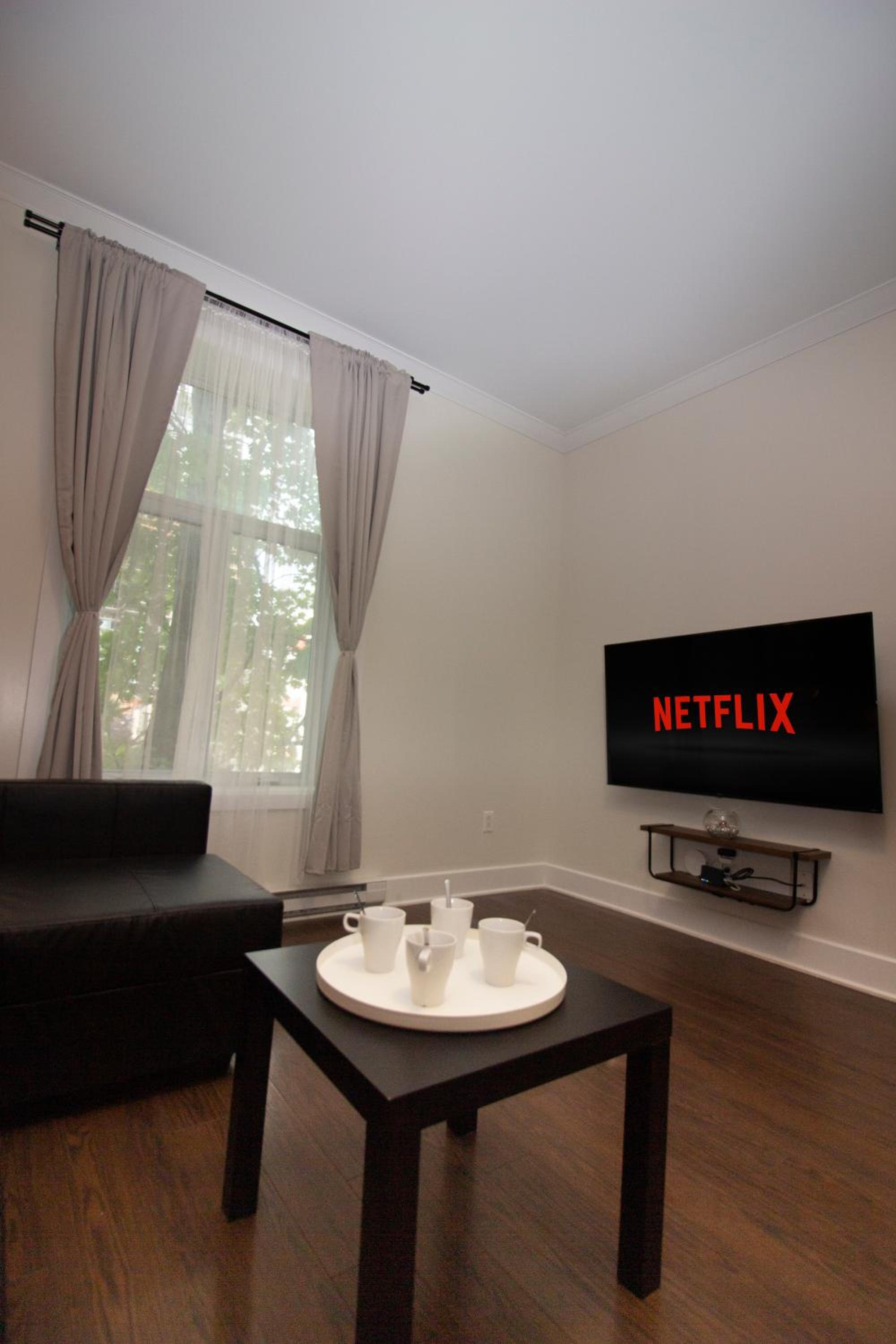 Mackay Street Downtown - Bell Center, Nightlife, & Metro at your doorstep!