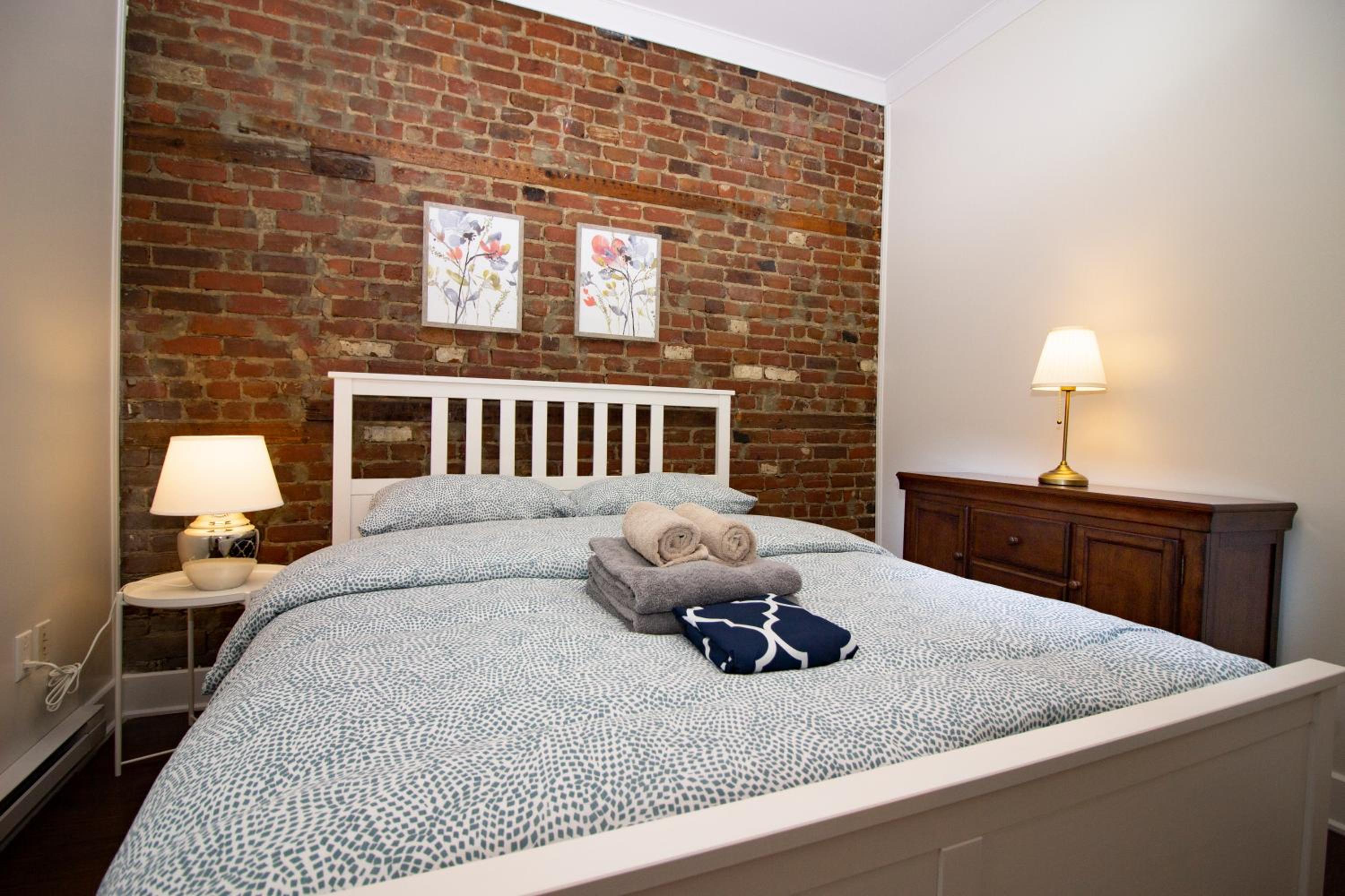 Mackay Street Downtown - Bell Center, Nightlife, & Metro at your doorstep!