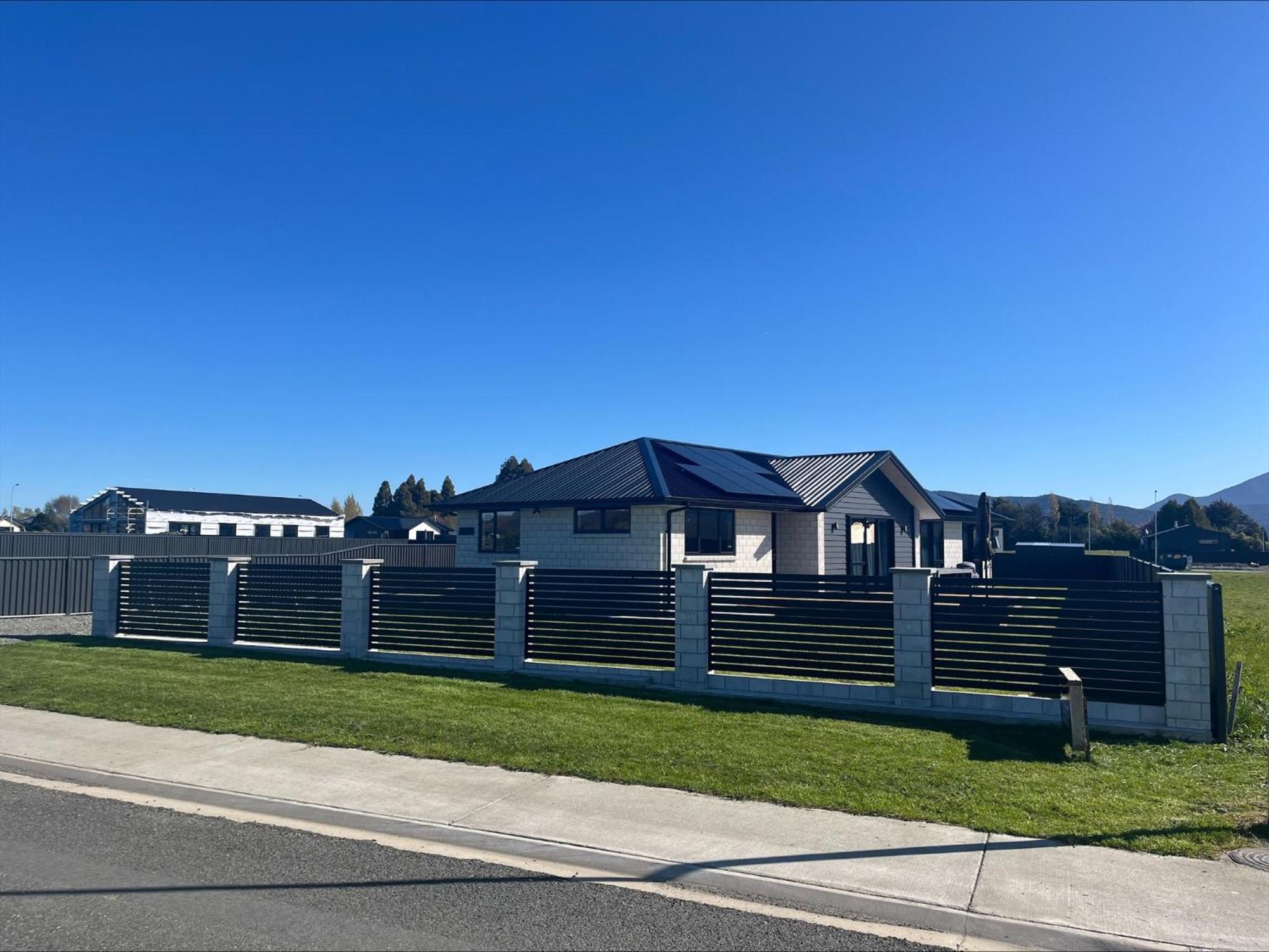 Hotel Oraka Scenery - Te Anau Holiday Home - Image 1