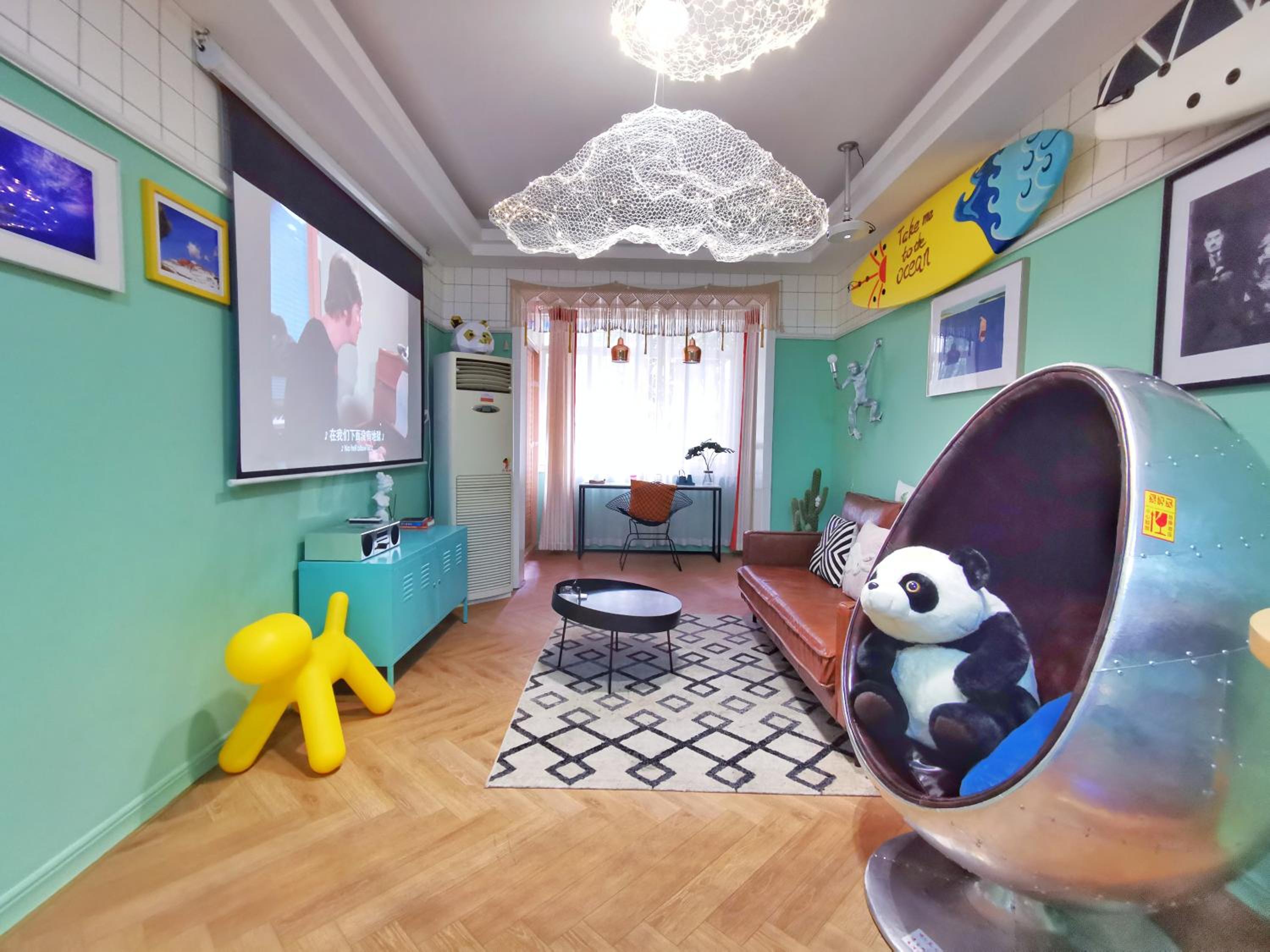 Chengdu city center Tianfu Square Kuanzhai Alley People's Park subway post-modern design 85 square meters 2 bedrooms 1 living room design B&B HD cinema fam