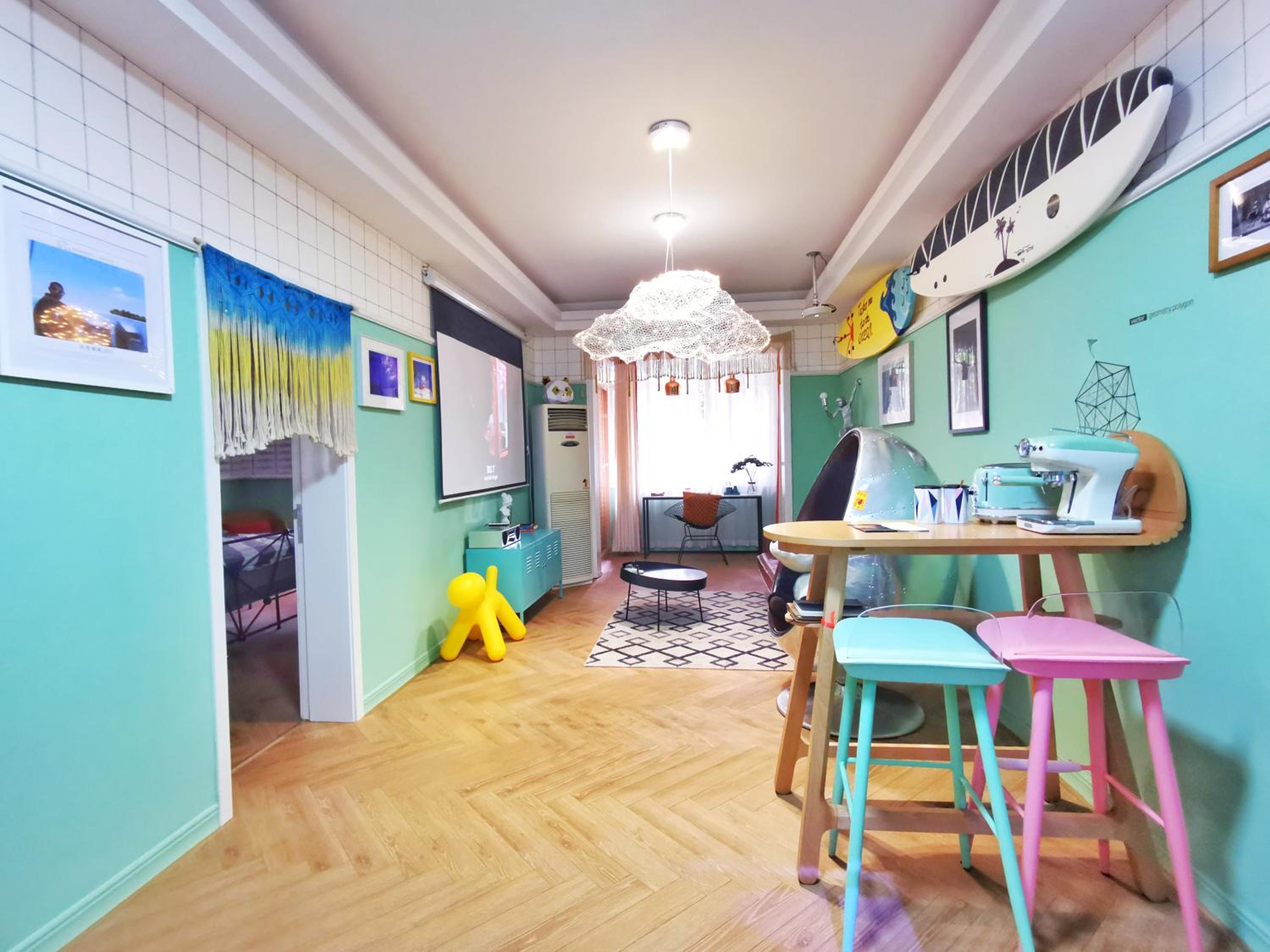 Chengdu city center Tianfu Square Kuanzhai Alley People's Park subway post-modern design 85 square meters 2 bedrooms 1 living room design B&B HD cinema fam