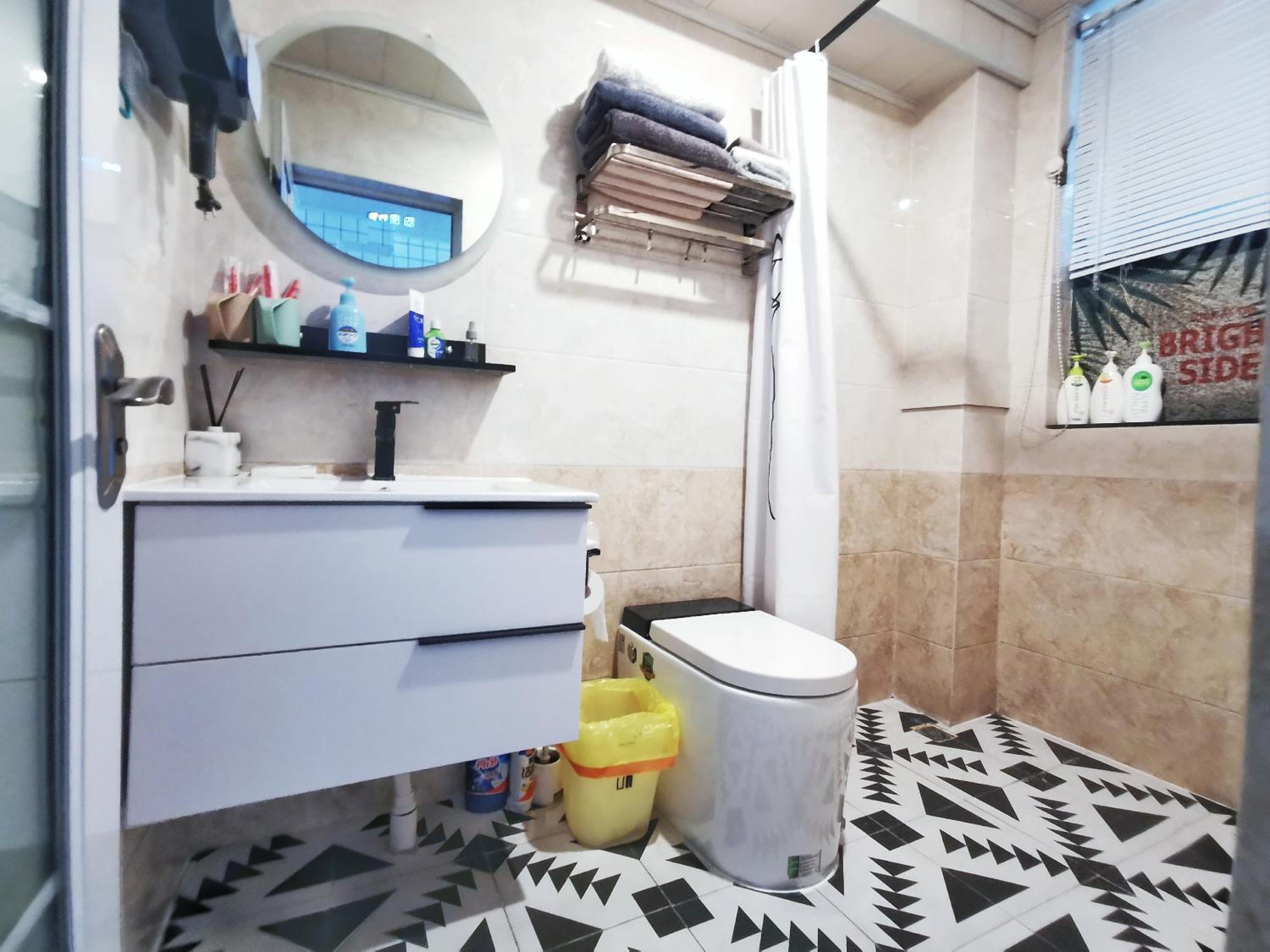 Chengdu city center Tianfu Square Kuanzhai Alley People's Park subway post-modern design 85 square meters 2 bedrooms 1 living room design B&B HD cinema fam