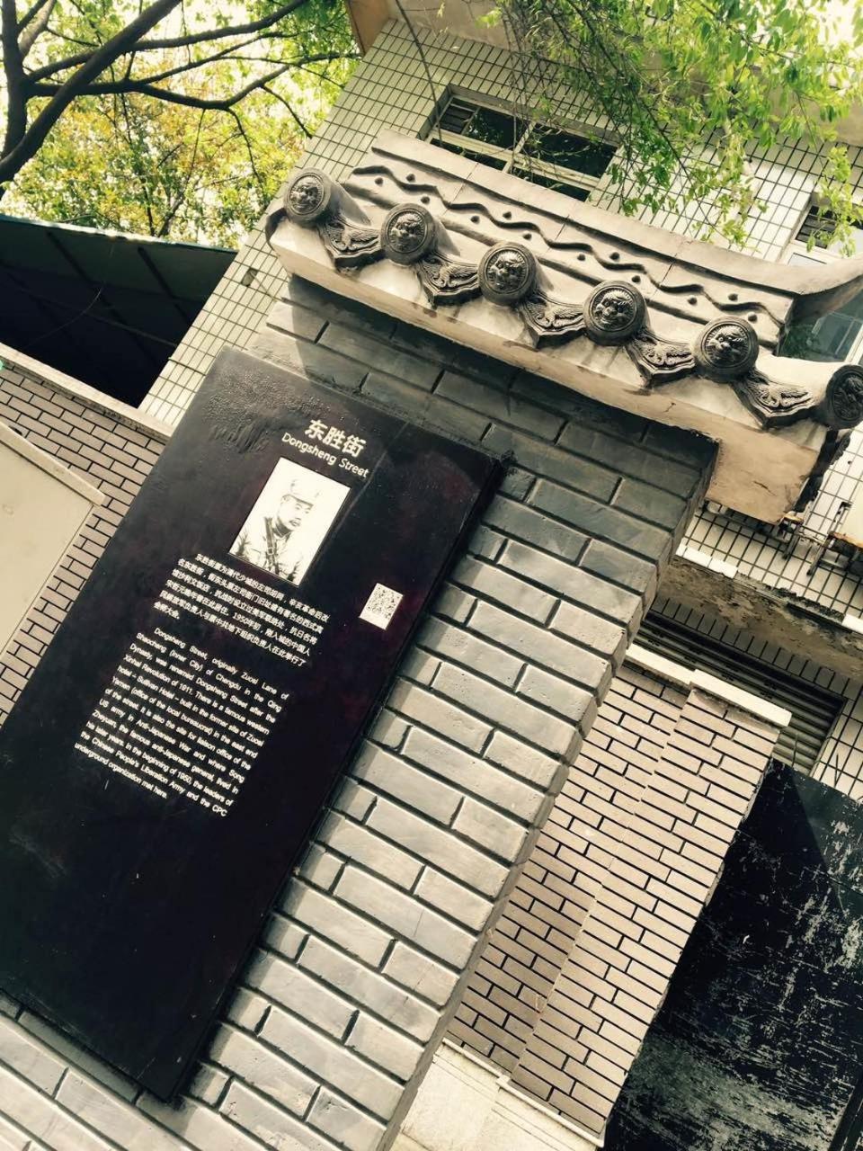 Chengdu city center Tianfu Square Kuanzhai Alley People's Park subway post-modern design 85 square meters 2 bedrooms 1 living room design B&B HD cinema fam