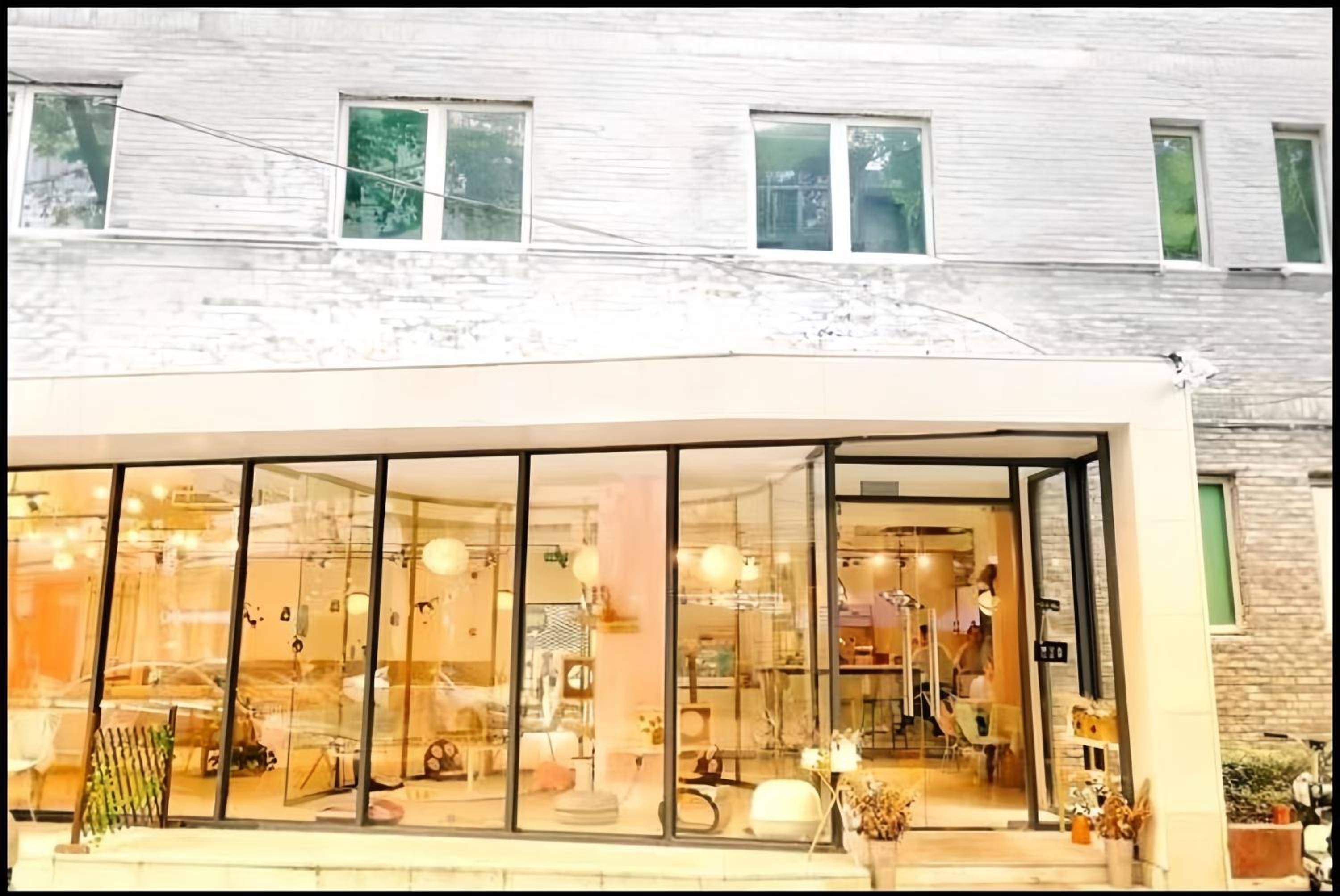 Chengdu city center Tianfu Square Kuanzhai Alley People's Park subway post-modern design 85 square meters 2 bedrooms 1 living room design B&B HD cinema fam