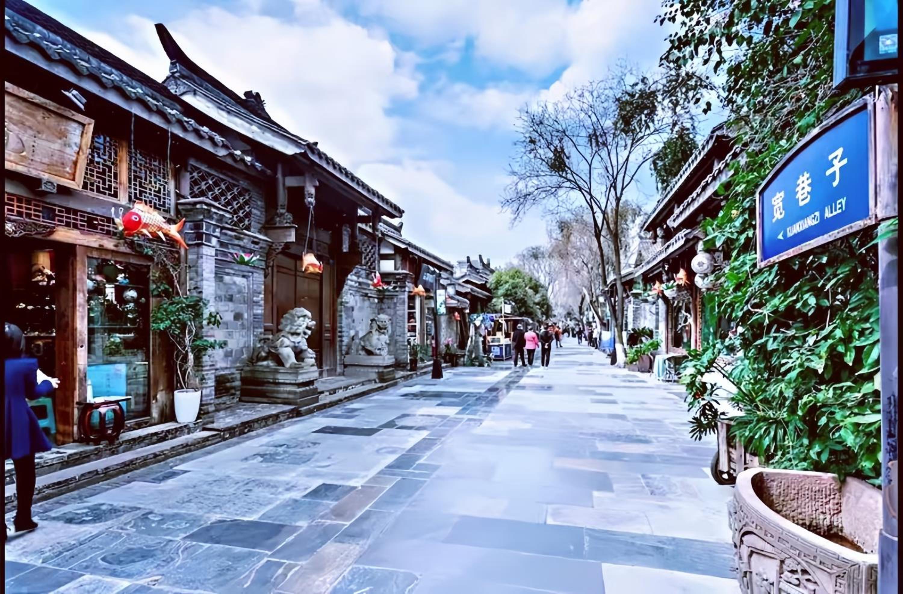 Chengdu city center Tianfu Square Kuanzhai Alley People's Park subway post-modern design 85 square meters 2 bedrooms 1 living room design B&B HD cinema fam