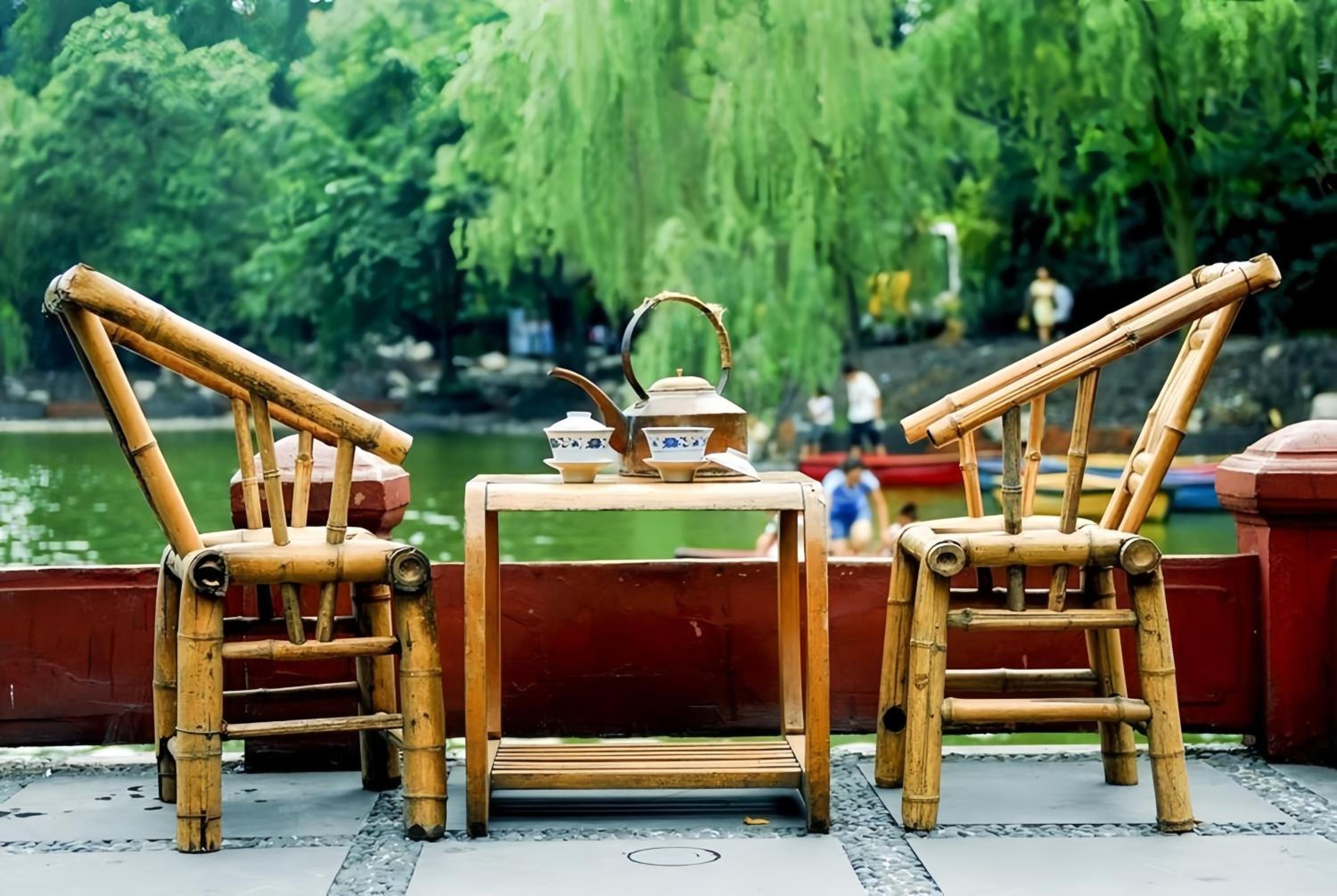 Chengdu city center Tianfu Square Kuanzhai Alley People's Park subway post-modern design 85 square meters 2 bedrooms 1 living room design B&B HD cinema fam