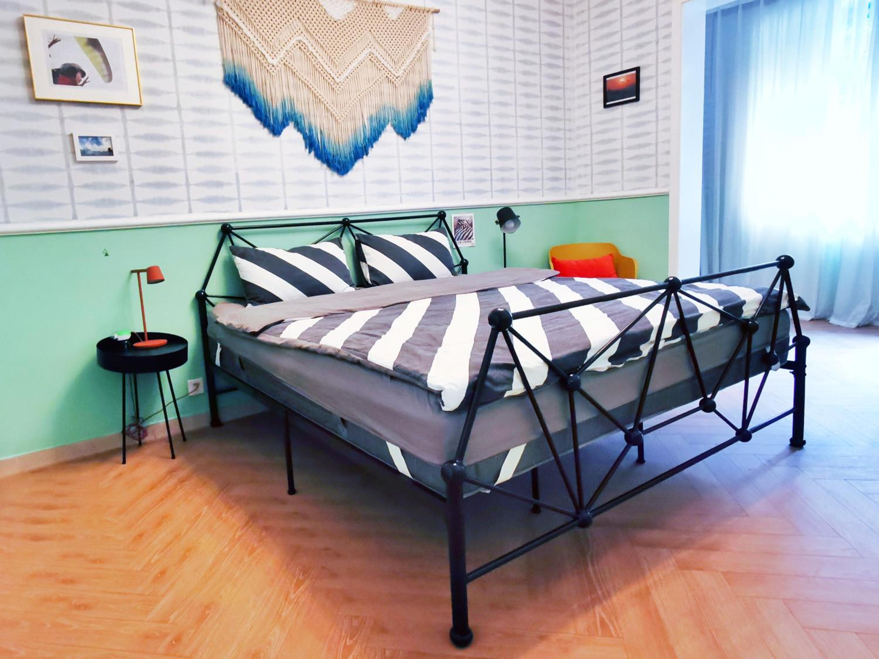 Chengdu city center Tianfu Square Kuanzhai Alley People's Park subway post-modern design 85 square meters 2 bedrooms 1 living room design B&B HD cinema fam
