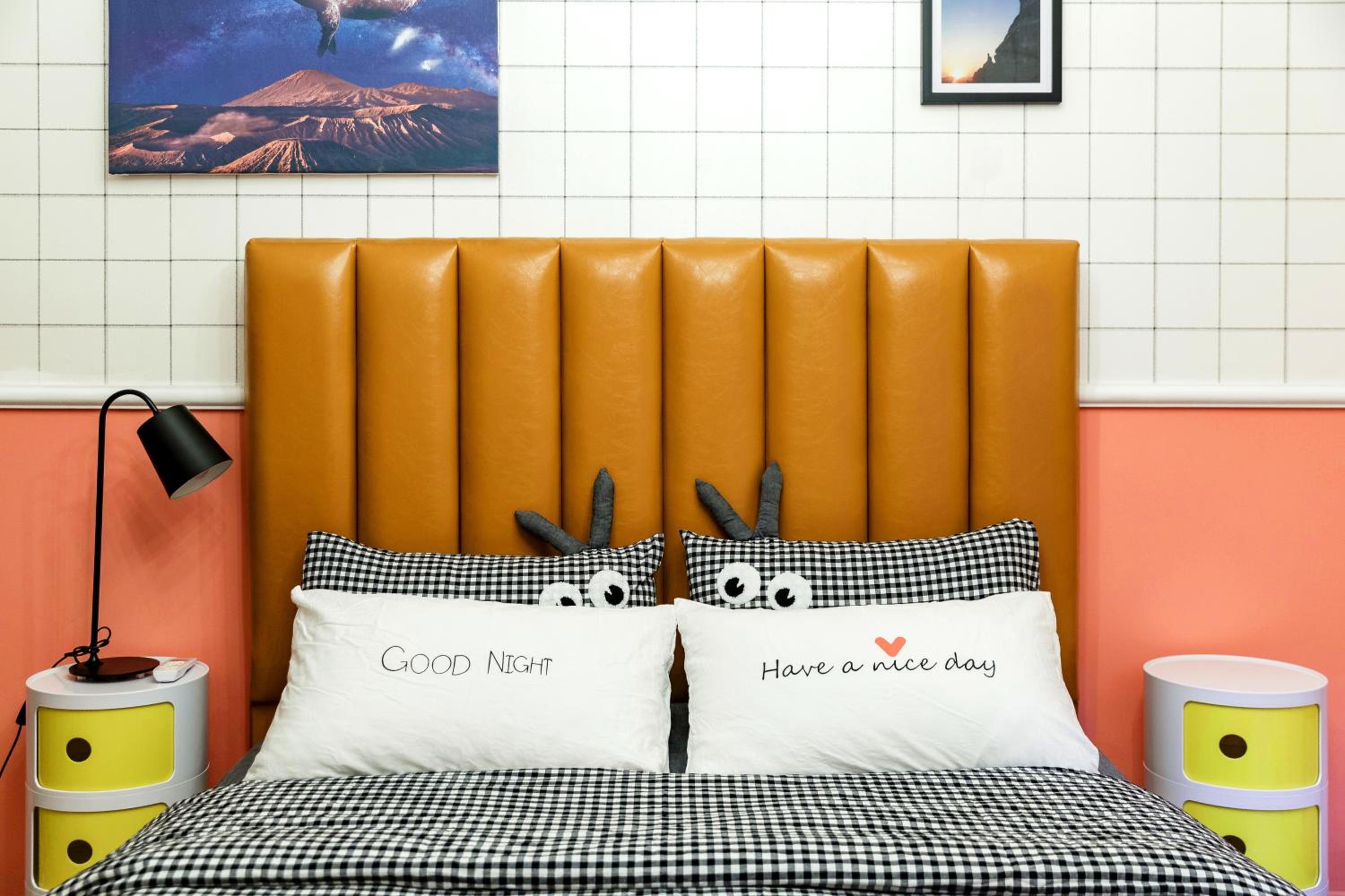 Chengdu city center Tianfu Square Kuanzhai Alley People's Park subway post-modern design 85 square meters 2 bedrooms 1 living room design B&B HD cinema fam