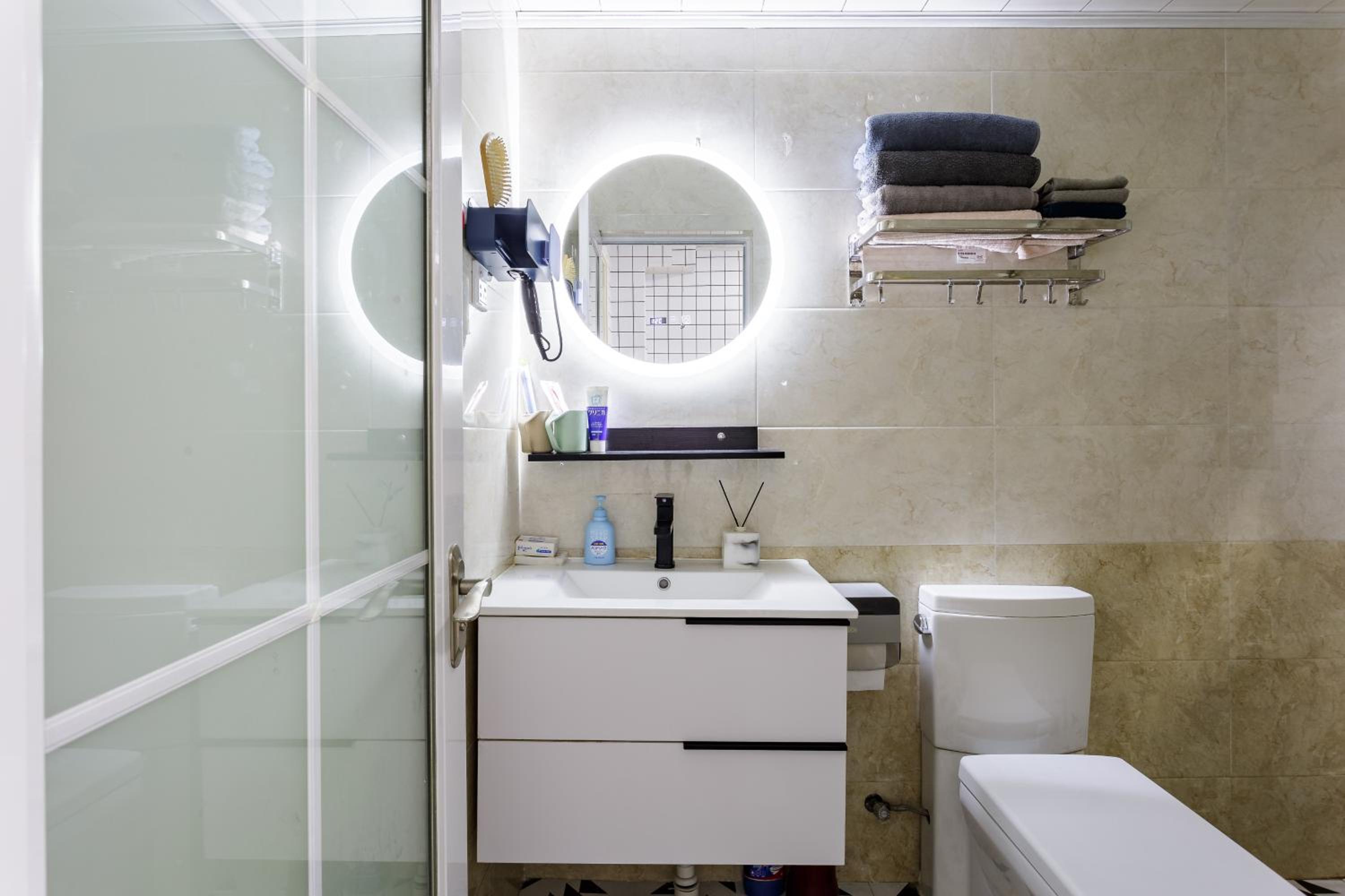 Chengdu city center Tianfu Square Kuanzhai Alley People's Park subway post-modern design 85 square meters 2 bedrooms 1 living room design B&B HD cinema fam