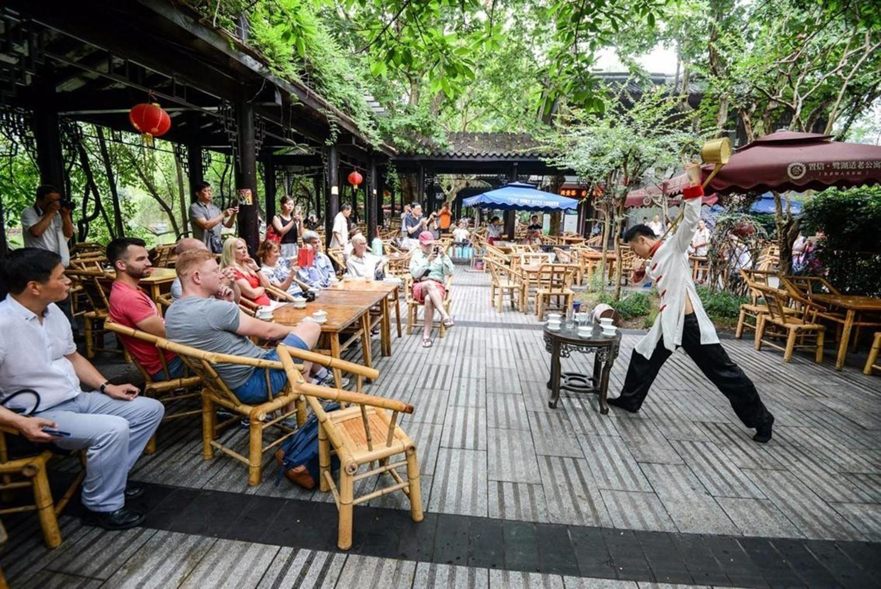 Chengdu city center Tianfu Square Kuanzhai Alley People's Park subway post-modern design 85 square meters 2 bedrooms 1 living room design B&B HD cinema fam