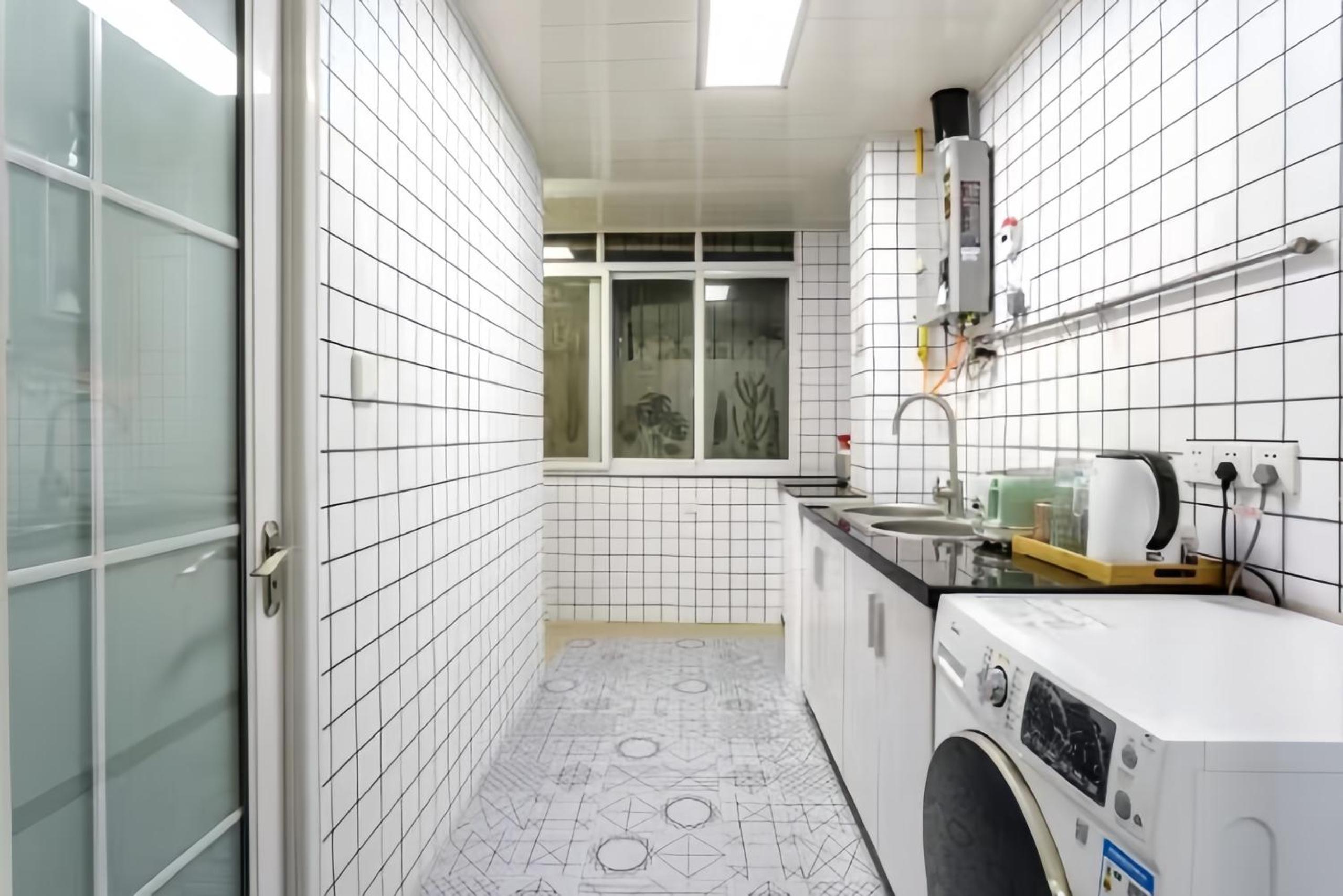Chengdu city center Tianfu Square Kuanzhai Alley People's Park subway post-modern design 85 square meters 2 bedrooms 1 living room design B&B HD cinema fam