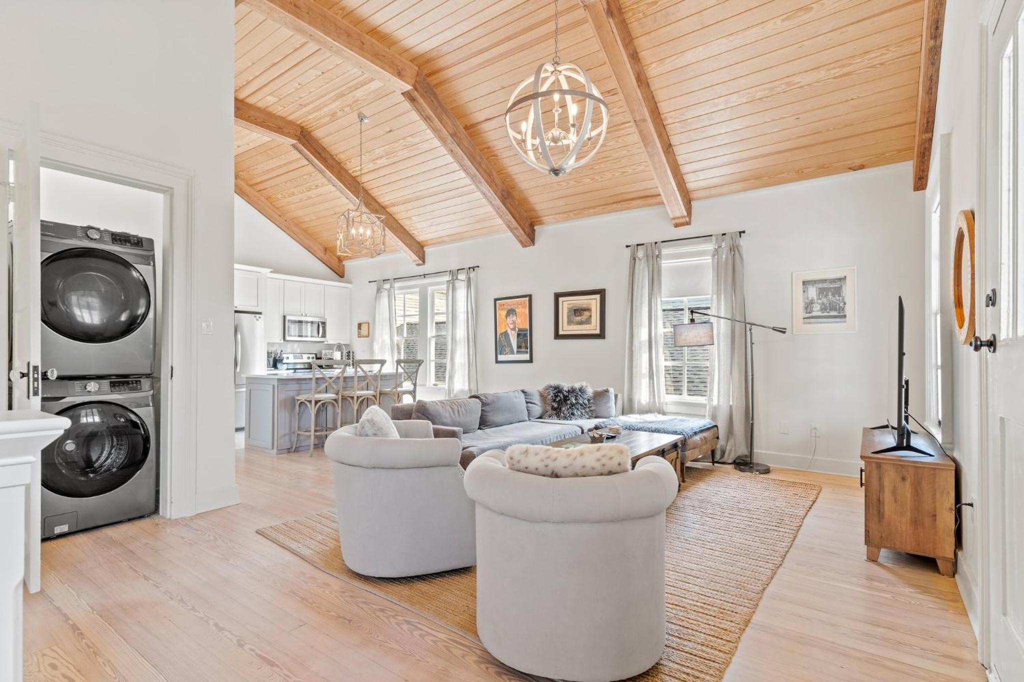 Magazine St retreat w balconies & full kitchen view 3
