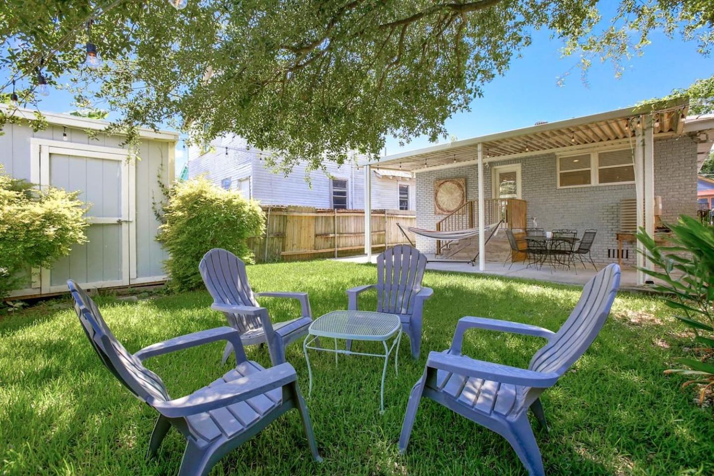 Charming Home W Huge Yard Near Bayoucity Park! view 2