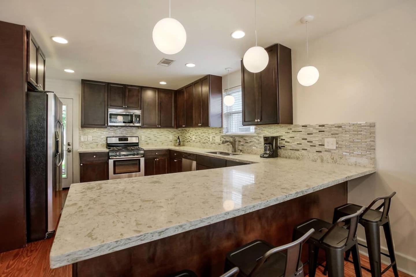 Charming Home W Huge Yard Near Bayoucity Park! view 4