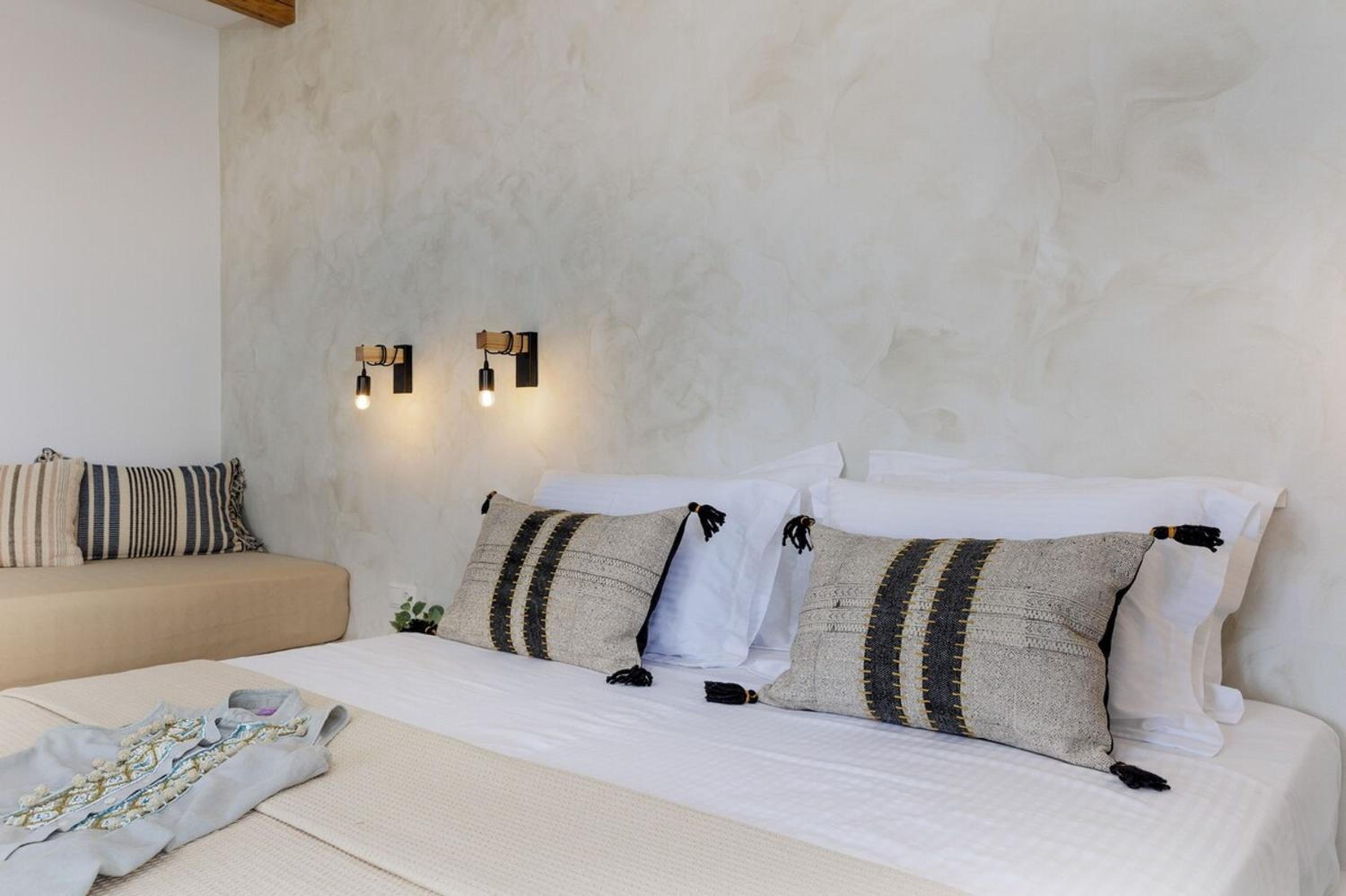 Arch Chora Home next to the Old Castle photo 2