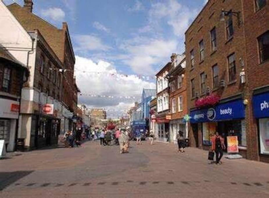Spacious Private Apartment In Central Dartford With Free Parking TFL Zone 6 view 2