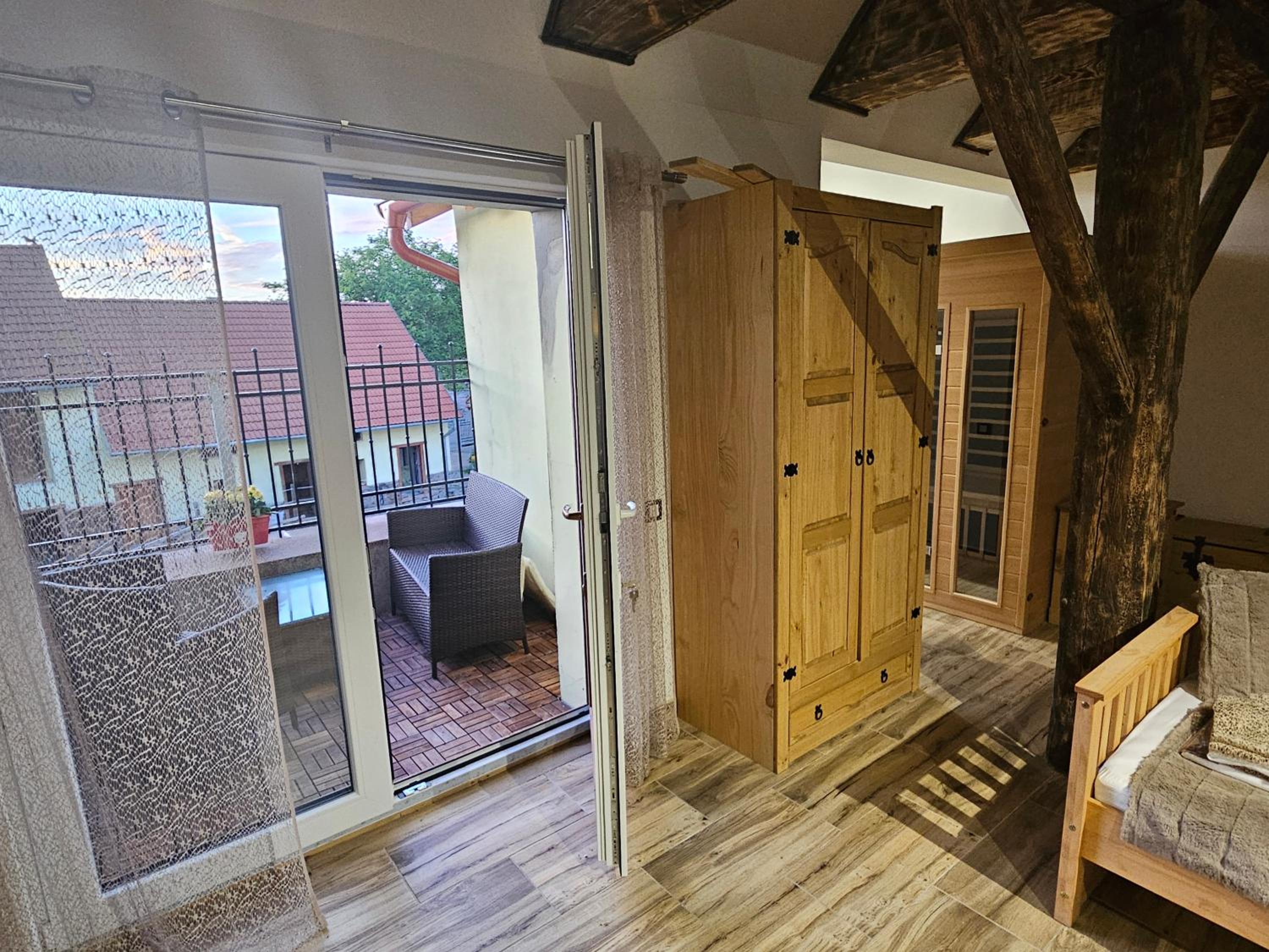 Vířivka a sauna na pokoji,nebo na vlastní terase - Farma u Příbrami