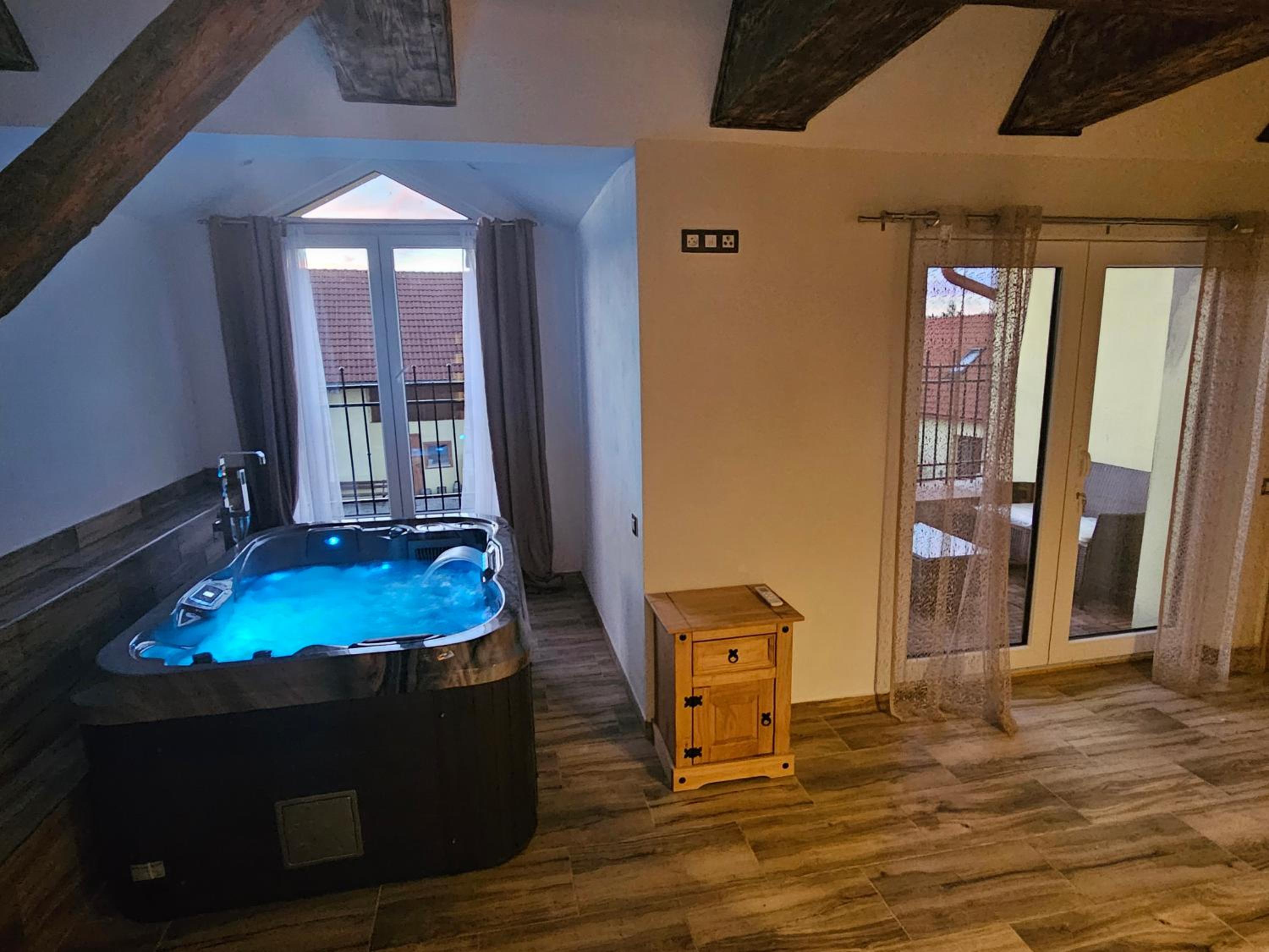 Vířivka a sauna na pokoji,nebo na vlastní terase - Farma u Příbrami