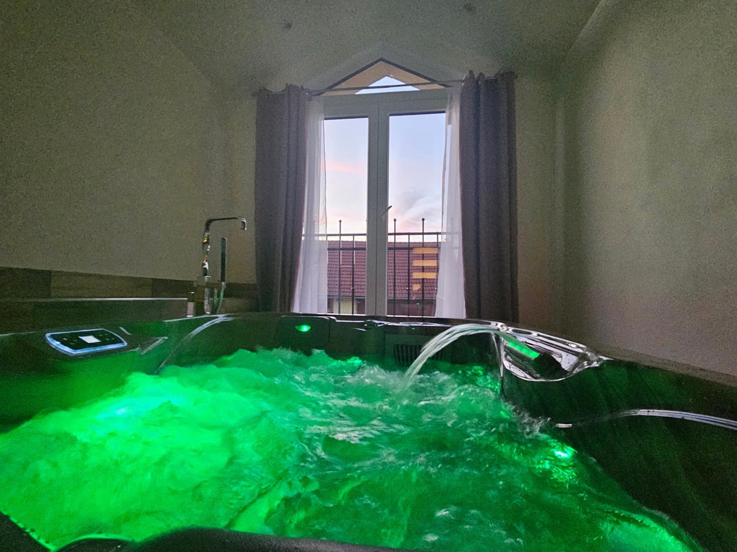 Vířivka a sauna na pokoji,nebo na vlastní terase - Farma u Příbrami