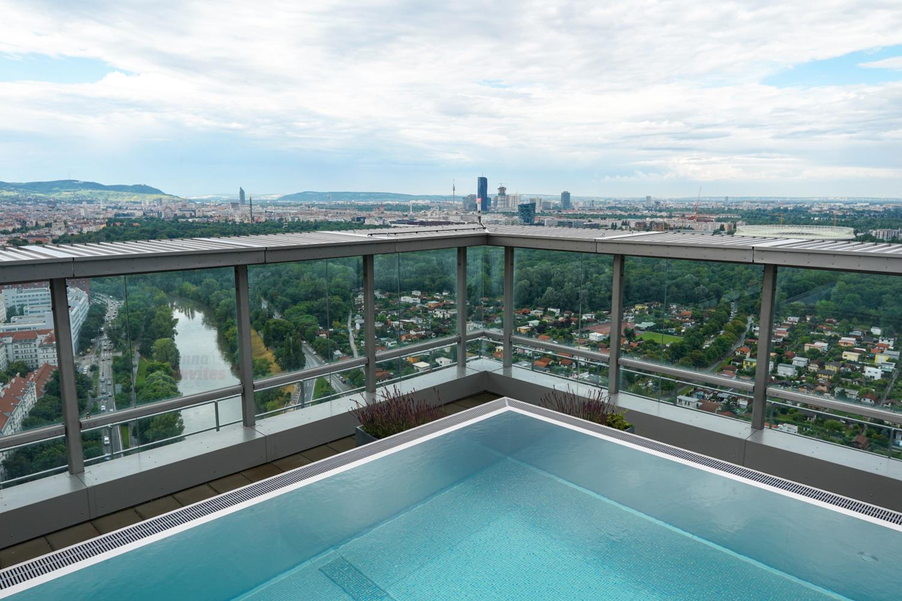 Stylish Apartment with Balcony and Pool