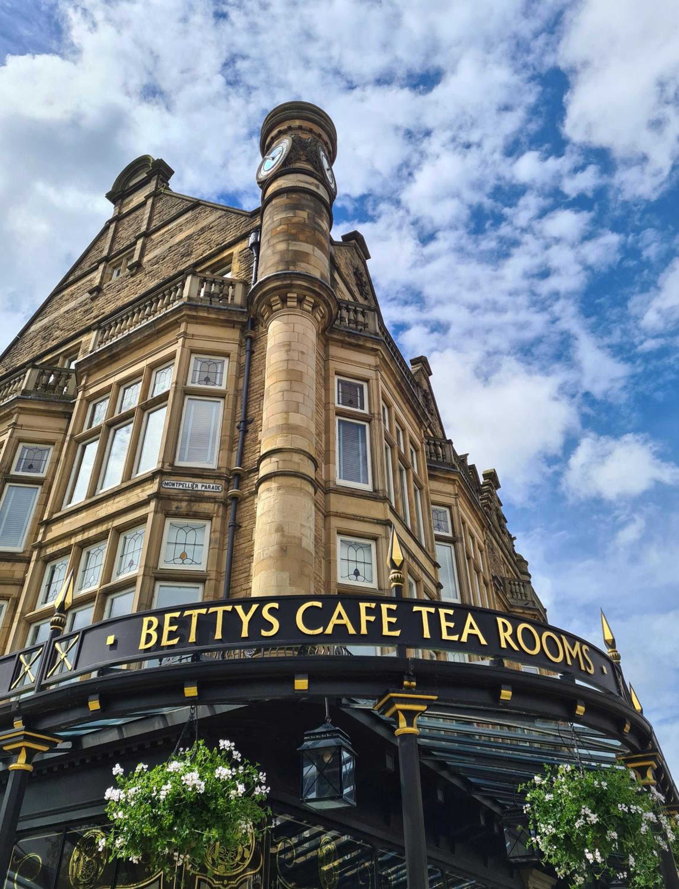 Royal Retreat Harrogate - FREE parking nearby Ultra fast Wifi view 3