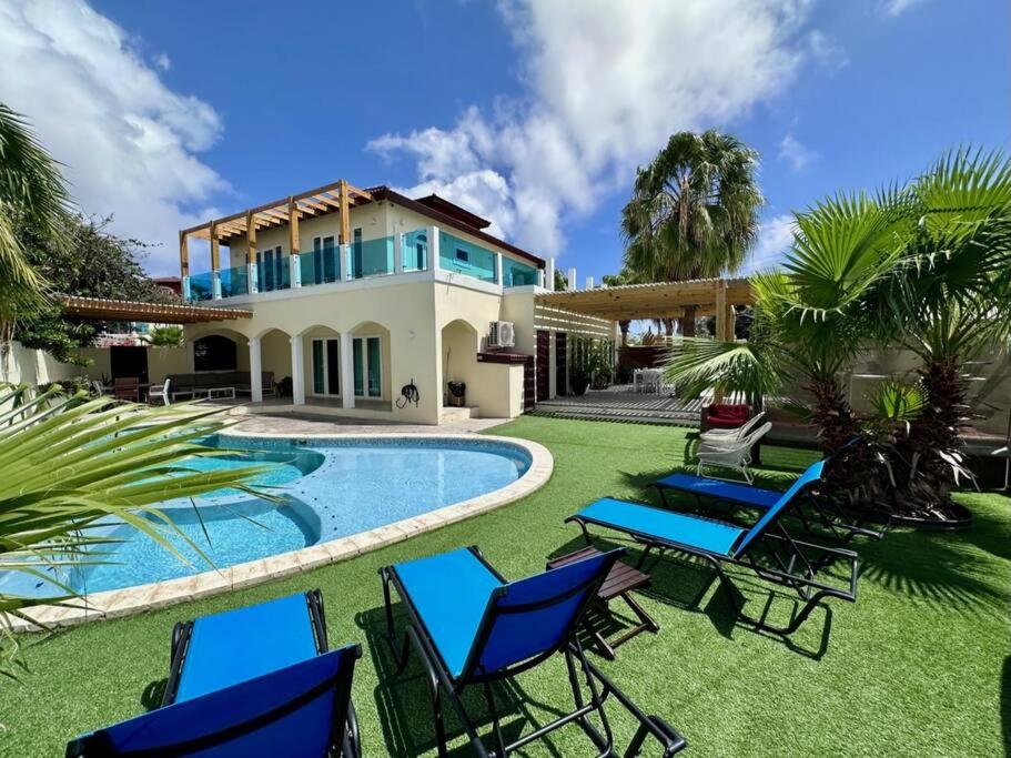 Palm Beach 6 bedroom Villa with Private Pool behind Marriott