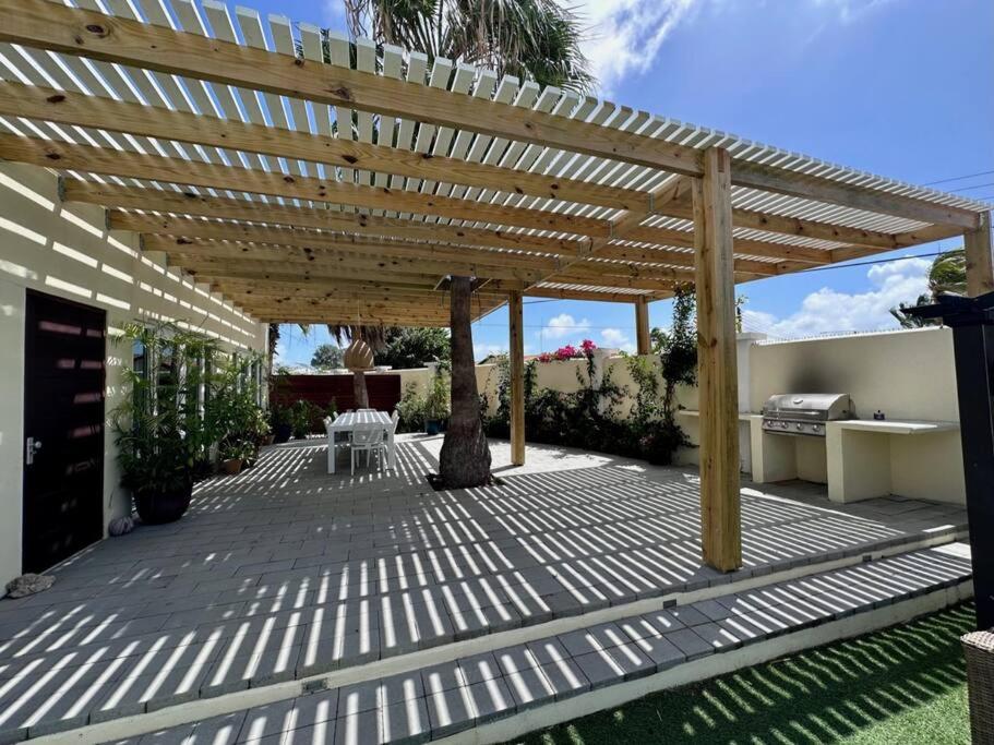 Palm Beach 6 bedroom Villa with Private Pool behind Marriott