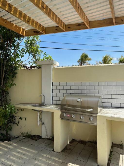 Palm Beach 6 bedroom Villa with Private Pool behind Marriott