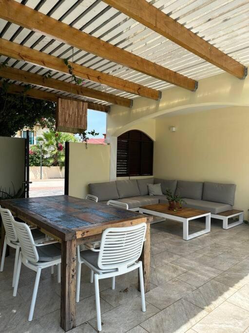 Palm Beach 6 bedroom Villa with Private Pool behind Marriott