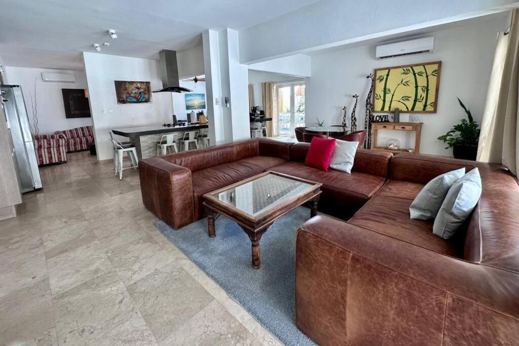 Palm Beach 6 bedroom Villa with Private Pool behind Marriott