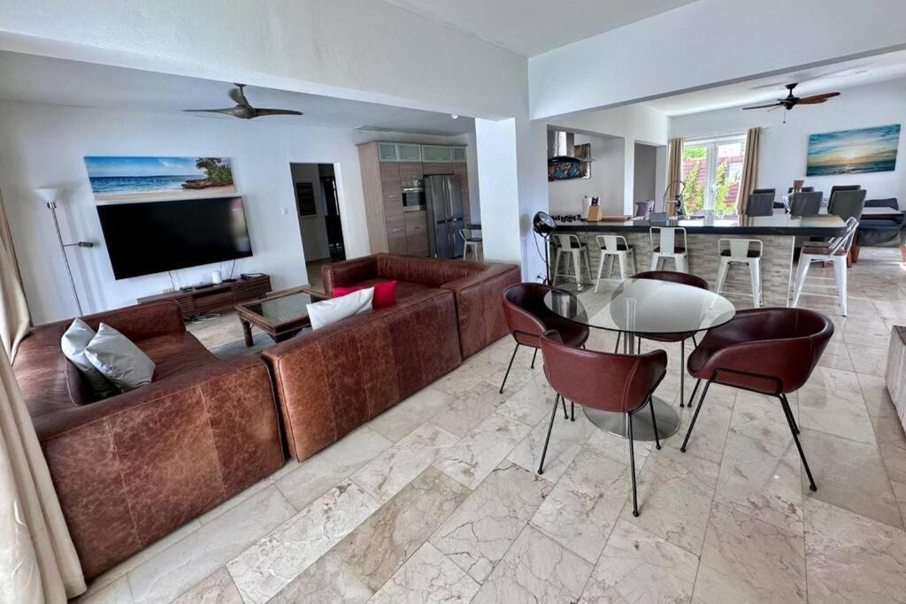 Palm Beach 6 bedroom Villa with Private Pool behind Marriott