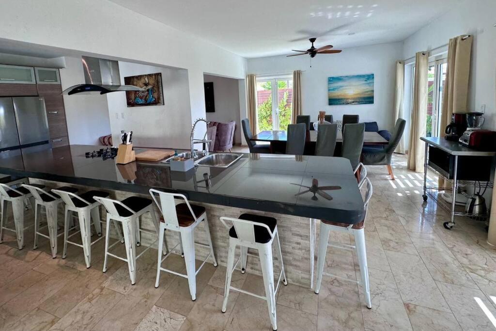 Palm Beach 6 bedroom Villa with Private Pool behind Marriott
