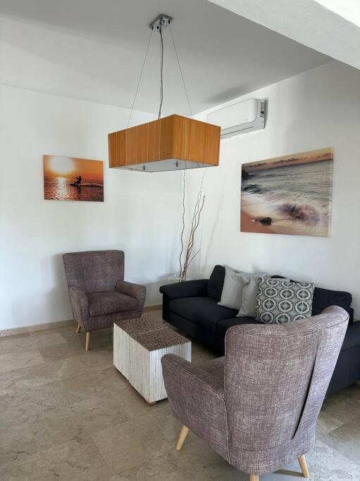 Palm Beach 6 bedroom Villa with Private Pool behind Marriott